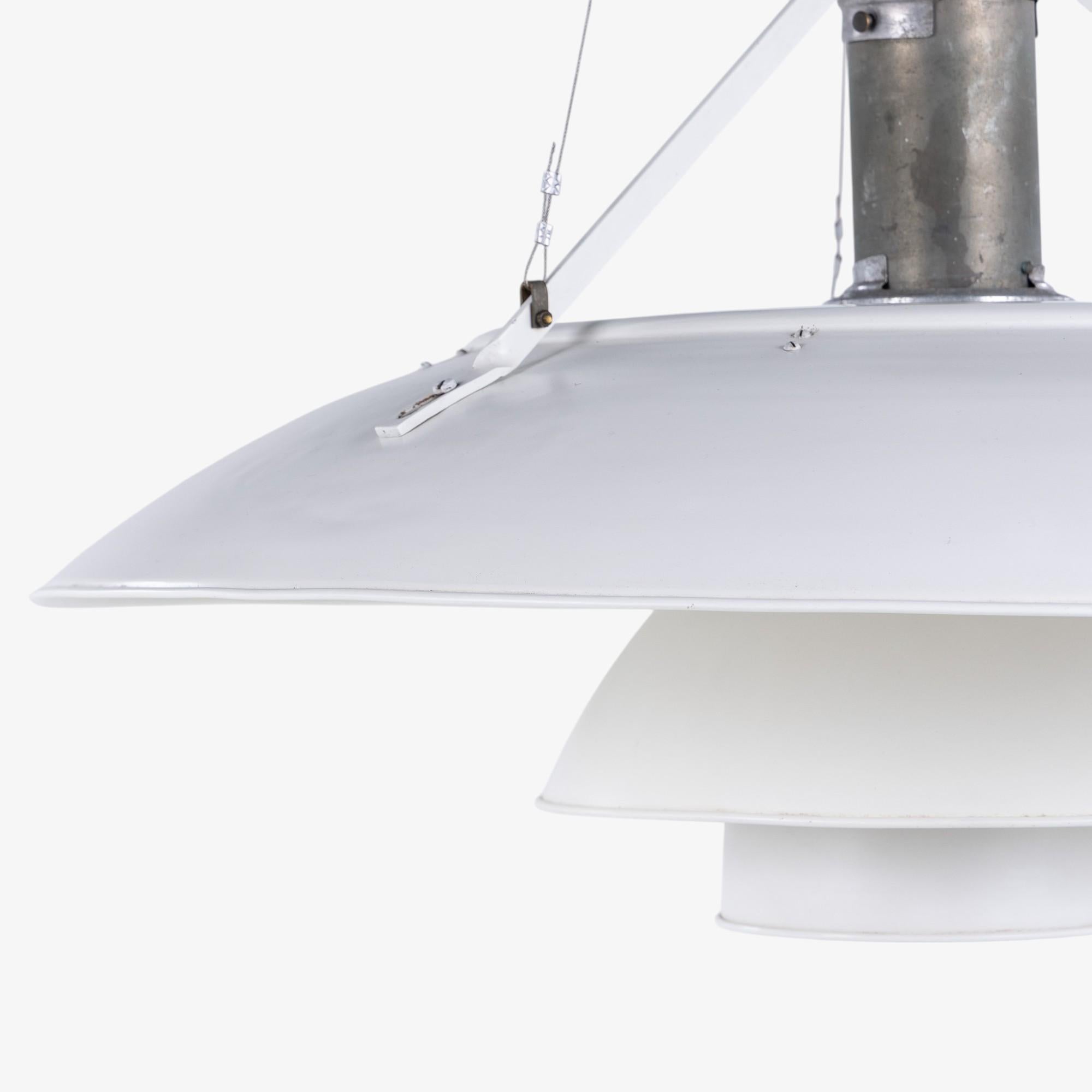 Modèle PH 8/6 - Grande suspension 'Tennis Lamp' en aluminium laqué blanc avec boîtier de prise en métal nickelé. La partie centrale de l'abat-jour est recouverte d'un verre opale multicouche. Fabriqué dans les années 1940.