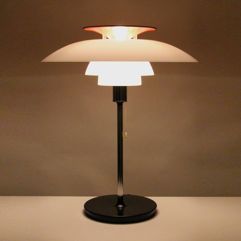 PH 80, large table lamp by Poul Henningsen for Louis Poulsen in 1974 - gorgeous Danish Modern opal table light in RARE excellent vintage condition.

A very appealing shaped table lamp with a round black ABS base, from where a chrome plated stem
