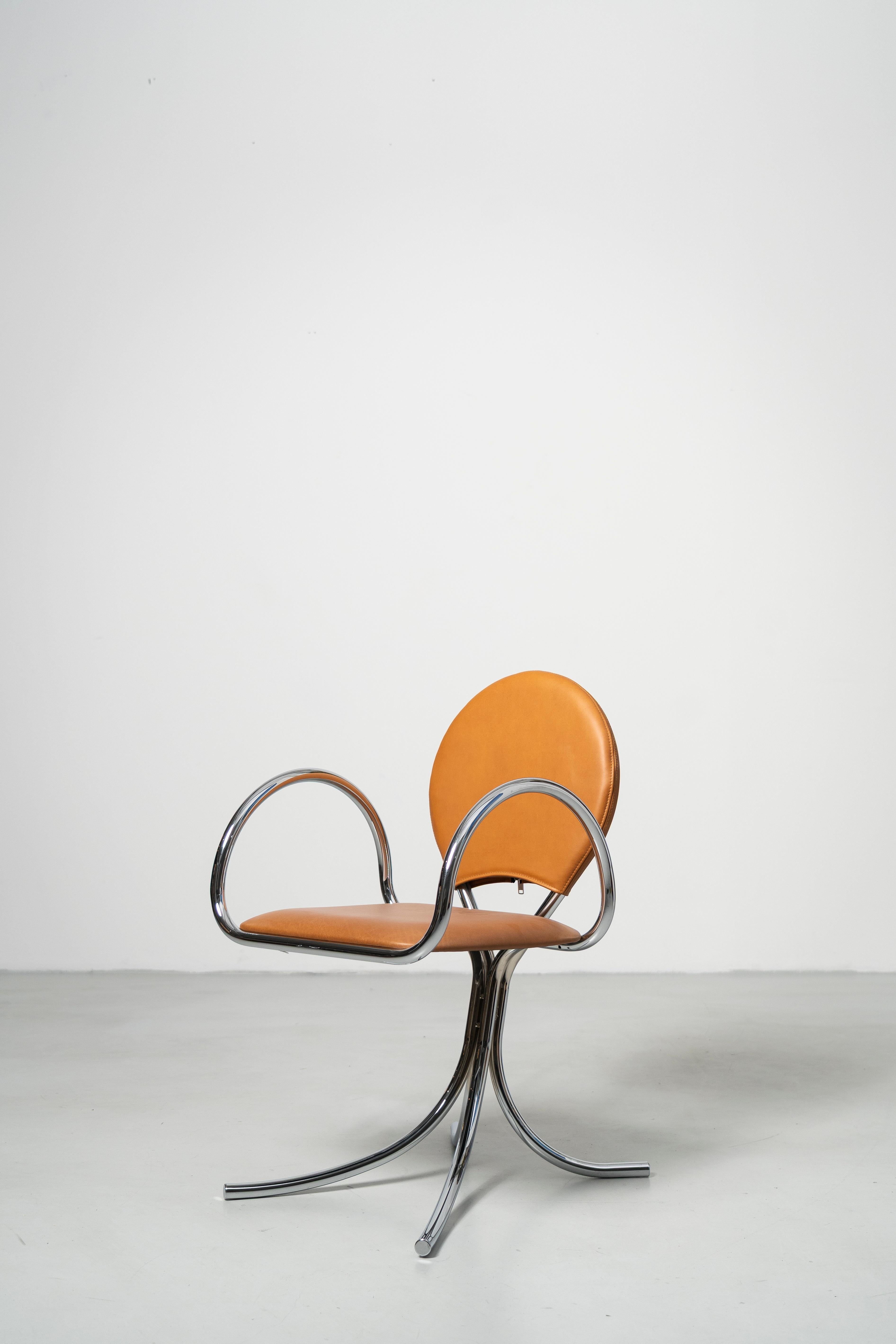 Die Beine des PH-Sessels erinnern an die Wurzeln eines Baumes und verleihen ihm eine Stabilität und Festigkeit, die raffiniert und unaufdringlich ist und optisch nicht vom Körper des Sessels ablenkt, den sie trägt. Der PH-Sessel scheint fast über