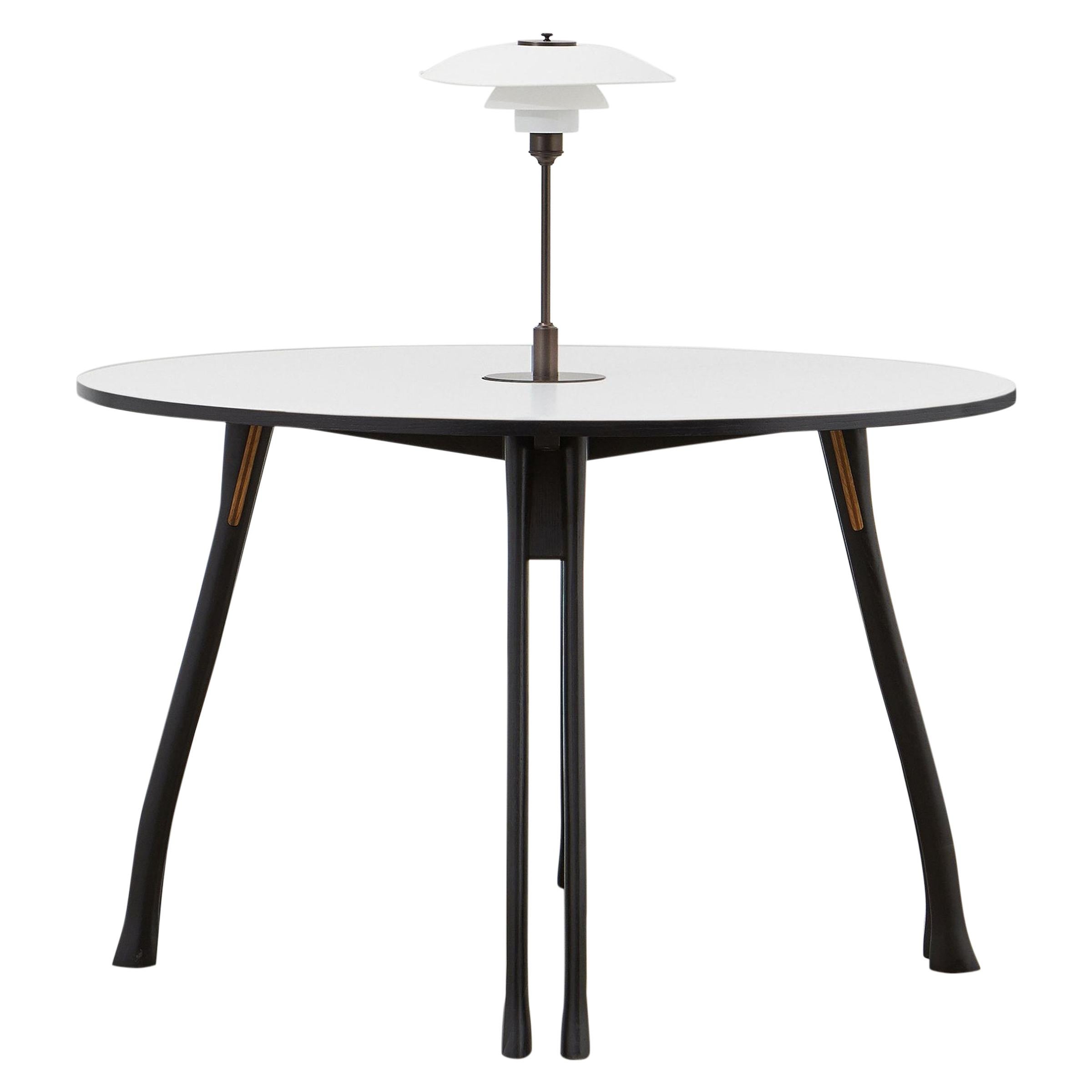 PH Tavolo Axe, gambe in Oak Oak nero, piano laminato, bianco PH