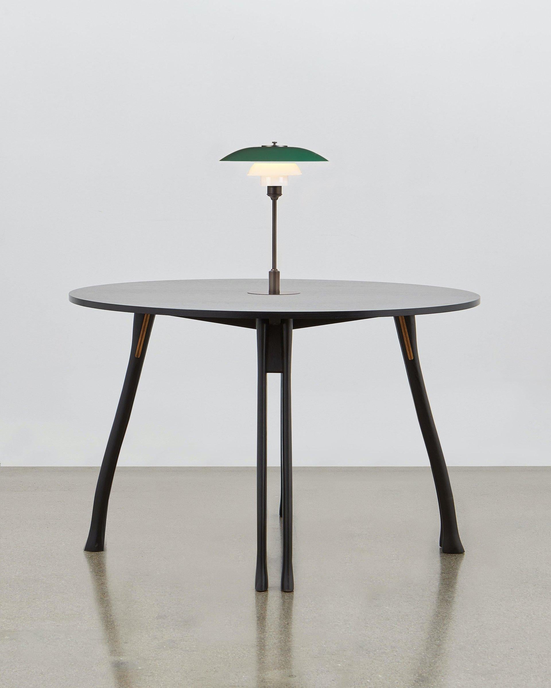 Inspiriert vom einfachen Axtstiel, hat Poul Henningsen diese vertraute und fühlbare Form als Basis für die Beine des vielseitigen Tisches verwendet.

Dieses Möbelstück bleibt den grundlegenden Werten treu, die seinen Designer angetrieben haben: Es