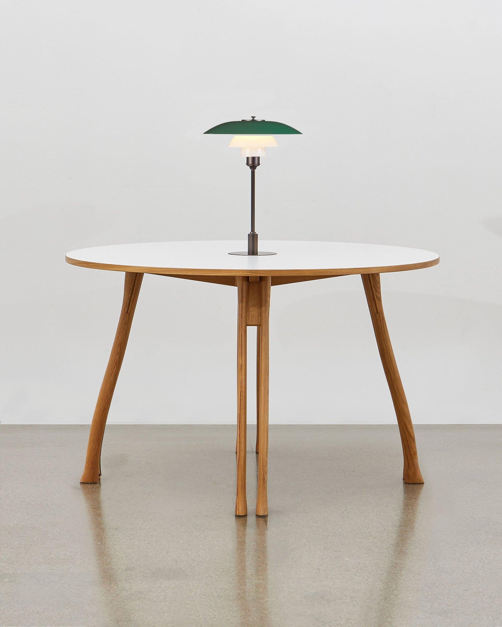 Inspiriert vom einfachen Axtstiel, hat Poul Henningsen diese vertraute und fühlbare Form als Basis für die Beine des vielseitigen Tisches verwendet.

Dieses Möbelstück bleibt den grundlegenden Werten treu, die seinen Designer angetrieben haben: Es