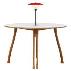 PH Tavolo Axe, gambe in Oak naturale, piatto laminato, lampada rossa PH 3 ½ - 2 ½