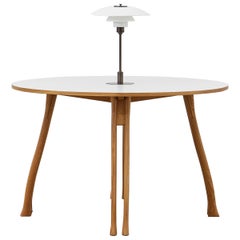 PH Axe Tavolo, gambe in rovere naturale, piatto laminato, bianco PH 3 ½ - 2 ½ lampada