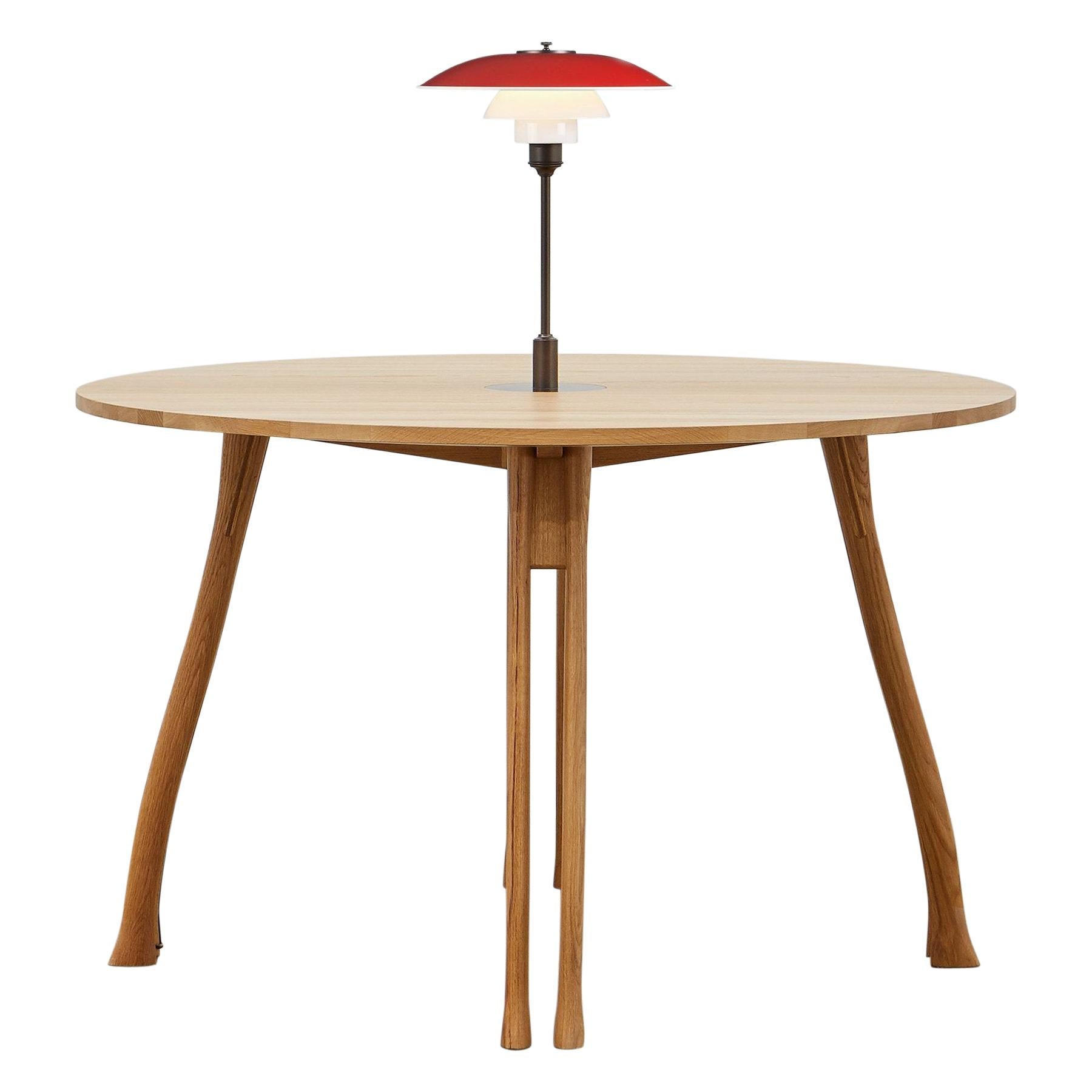 PH Axe Tavolo, gambe in rovere naturale, piano impiallacciato, rosso PH 3 ½ - 2 ½ lampada