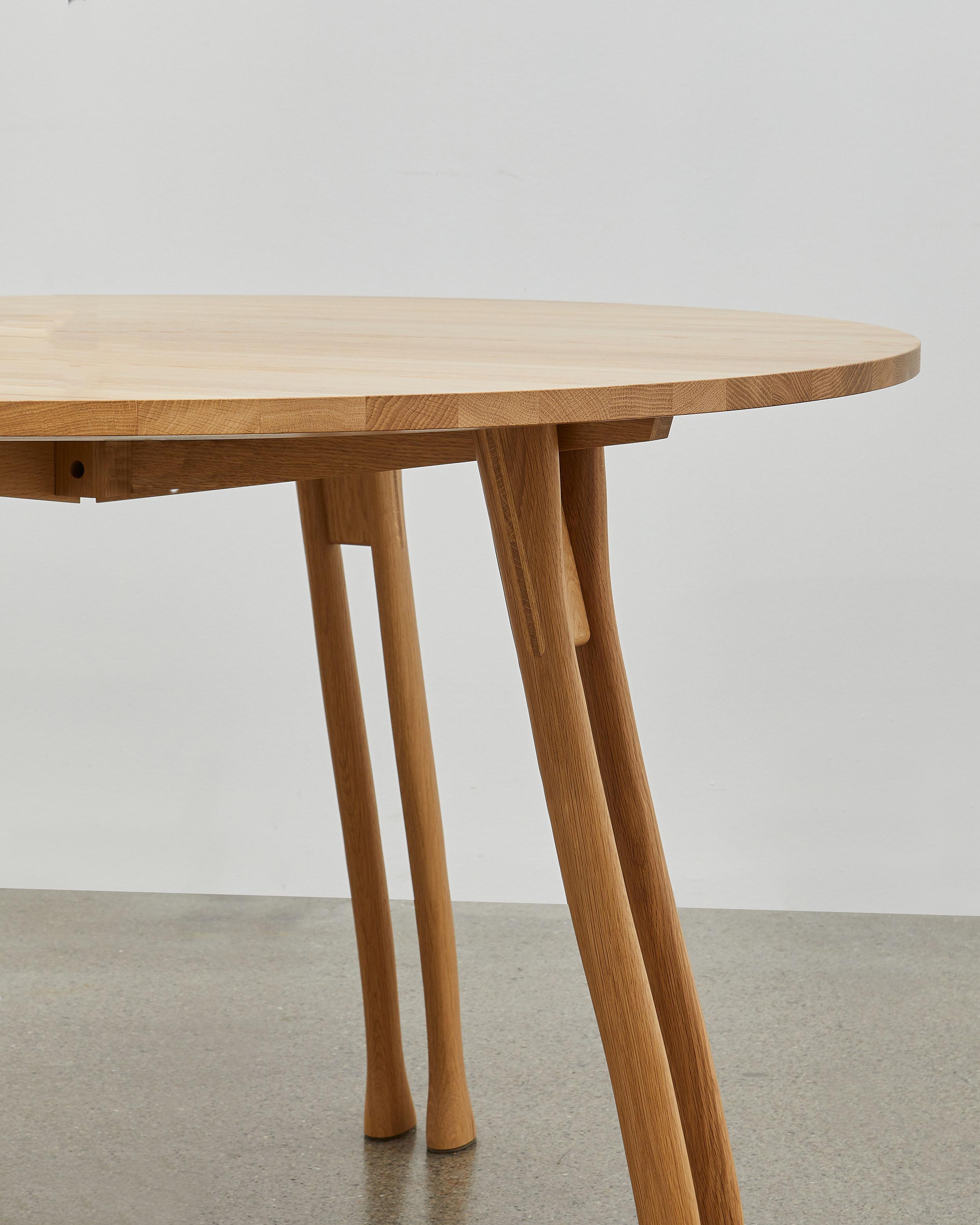 Danois Table de chevalet PH, pieds en chêne naturel, plaque de table en placage avec bord en placage en vente