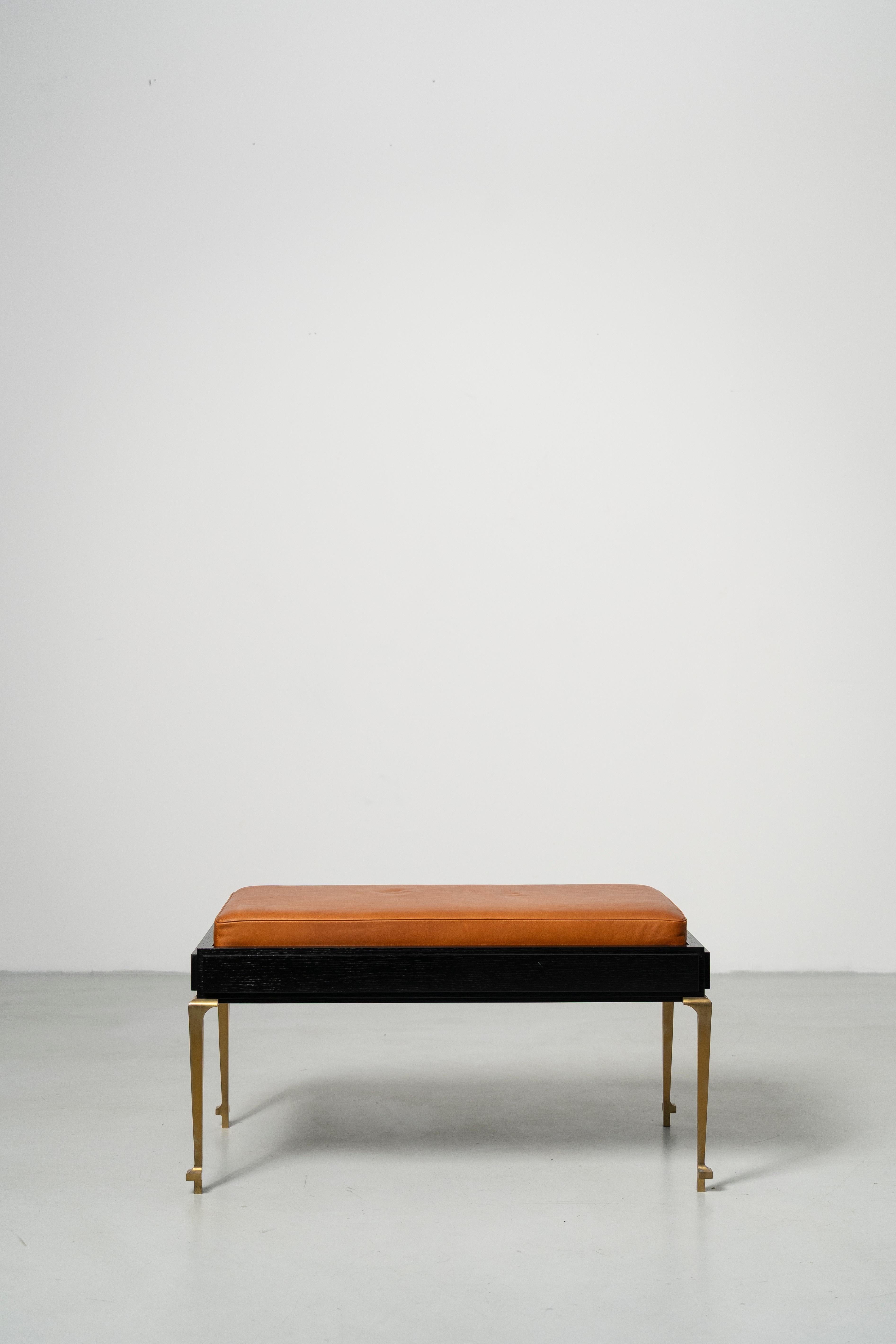 Le banc PH associe un cadre en bois précis à une assise rembourrée pour un confort optimal.
un confort tranquille et assuré. Sa forme allongée se veut légère tout en offrant
des sièges généreux pour les halls, les chambres et les espaces de vie.