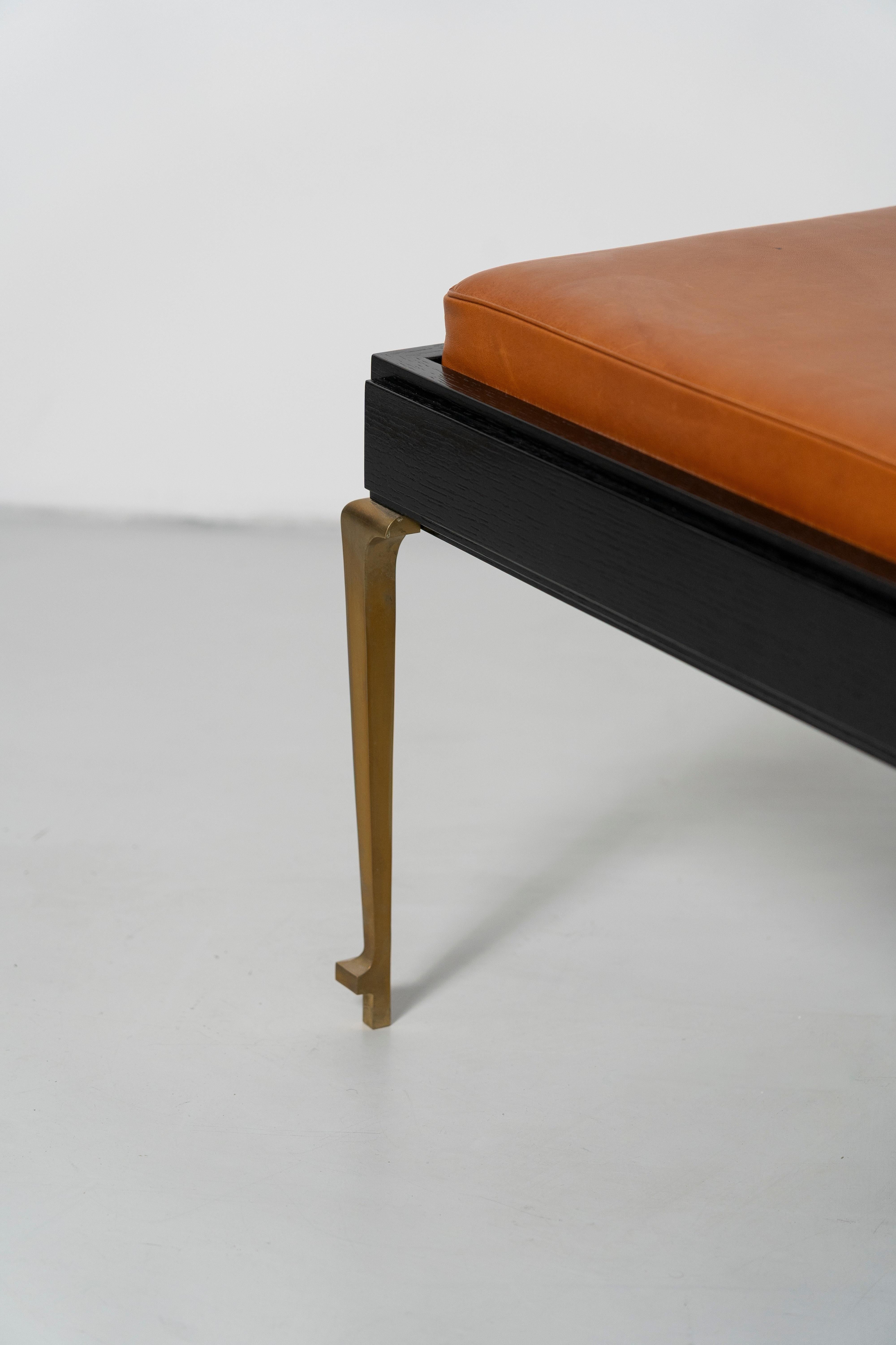 Danois PH Bench - brass legs with black oak veneer and extreme walnut leather seat en vente