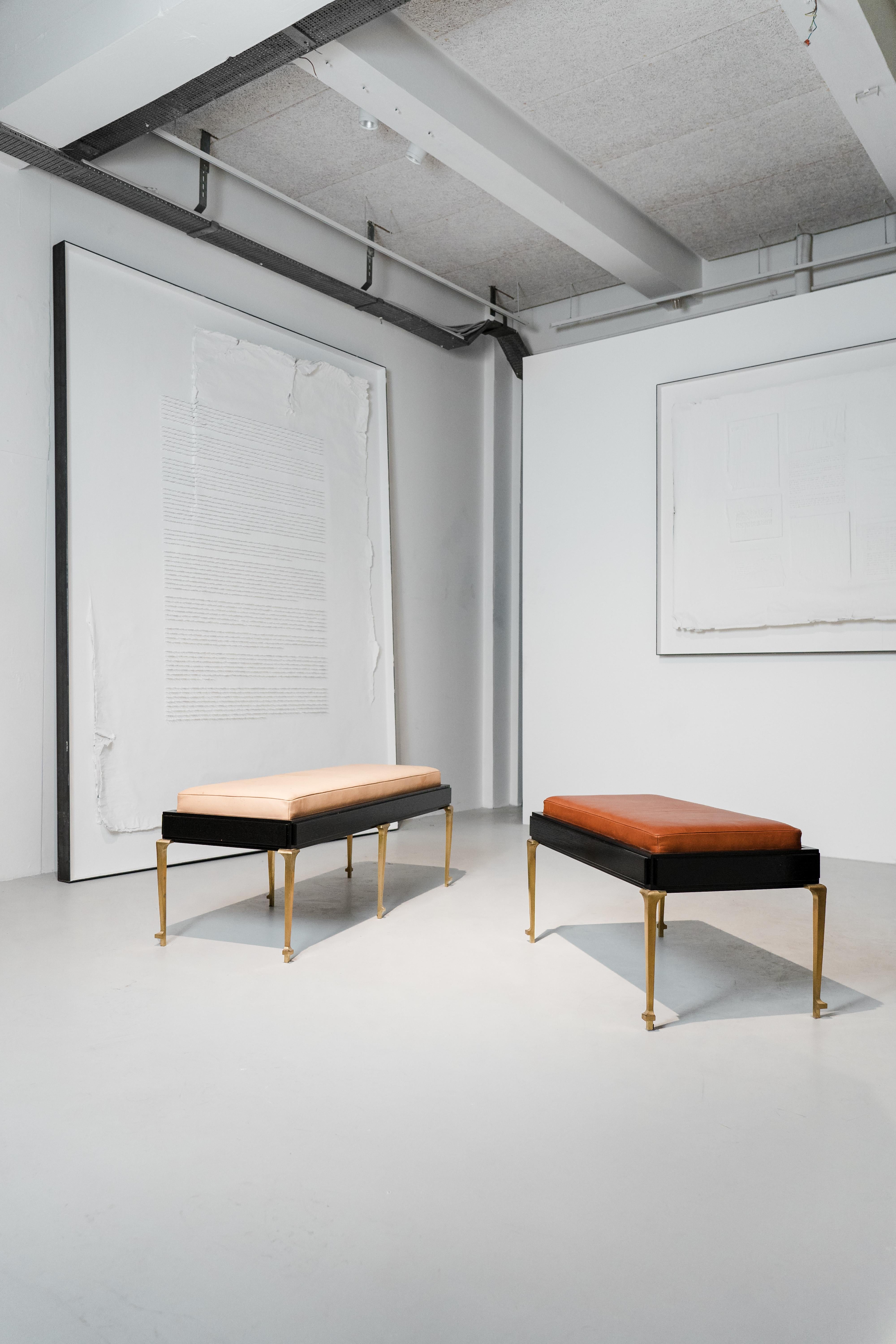 PH Bench - brass legs with black oak veneer and extreme walnut leather seat en vente 1