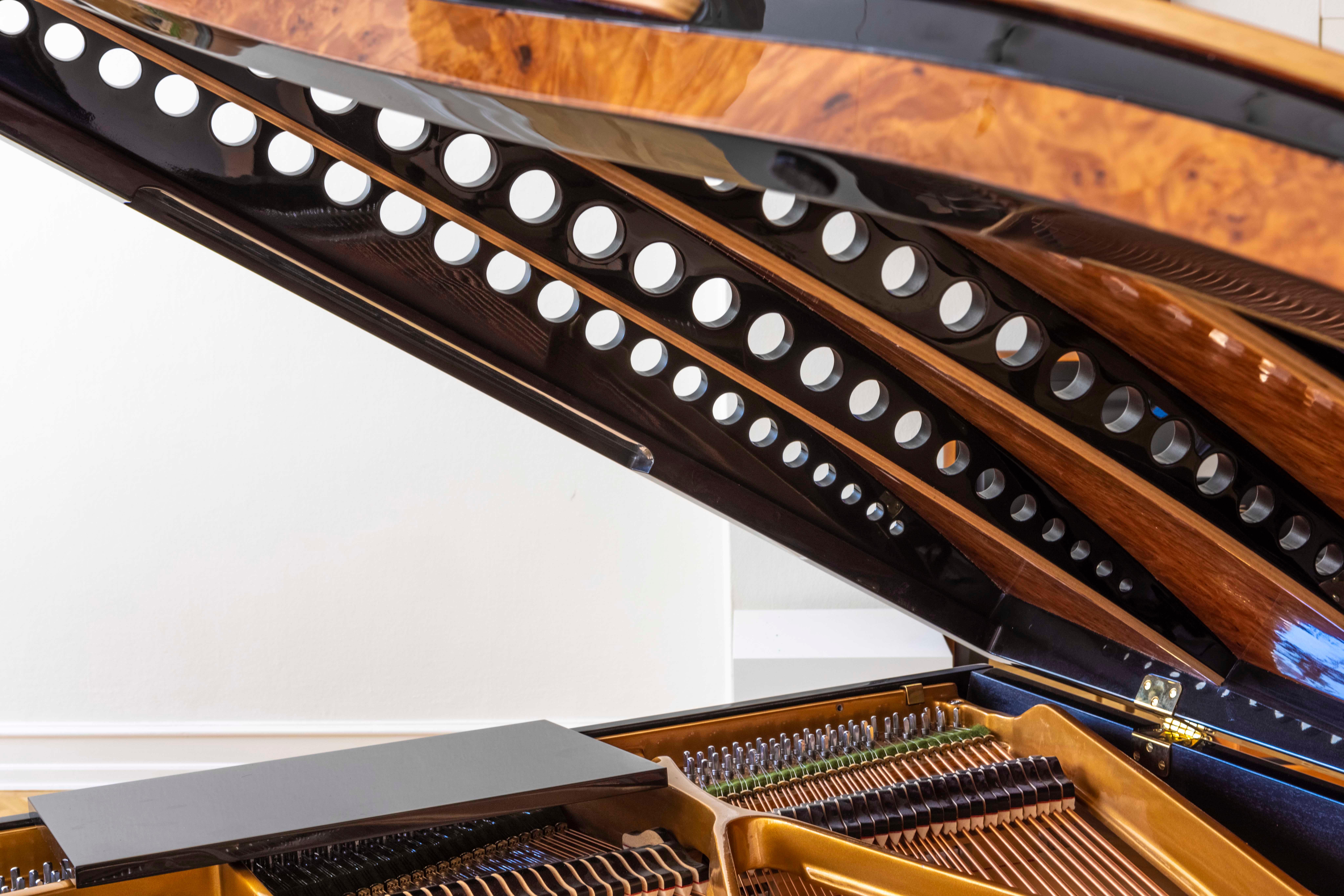 PH Bow Großes Klavier aus amerikanischer roter Ahornmaserung mit Messing, modern, skulptural im Angebot 3