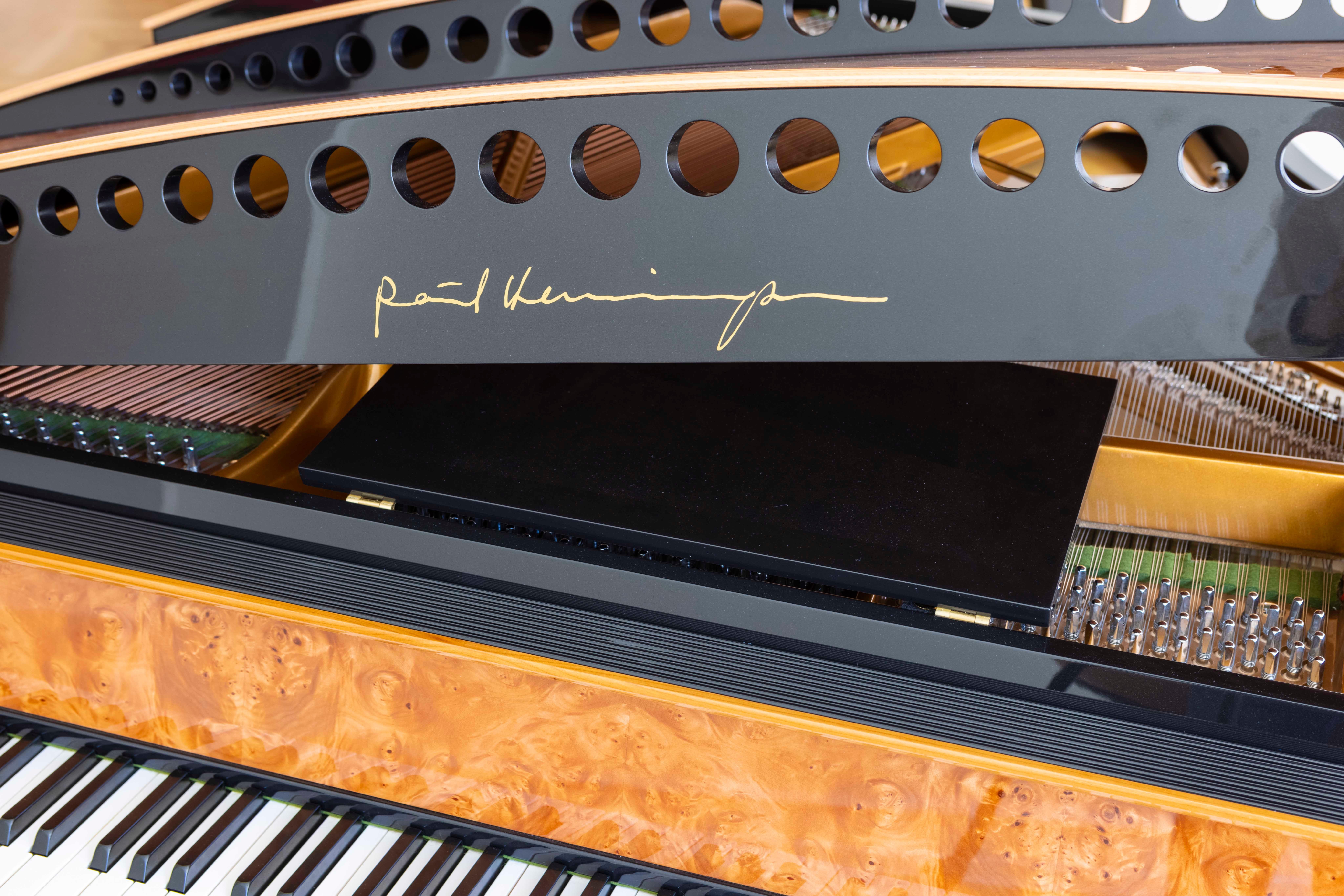 PH Bow Großes Klavier aus amerikanischer roter Ahornmaserung mit Messing, modern, skulptural im Angebot 4