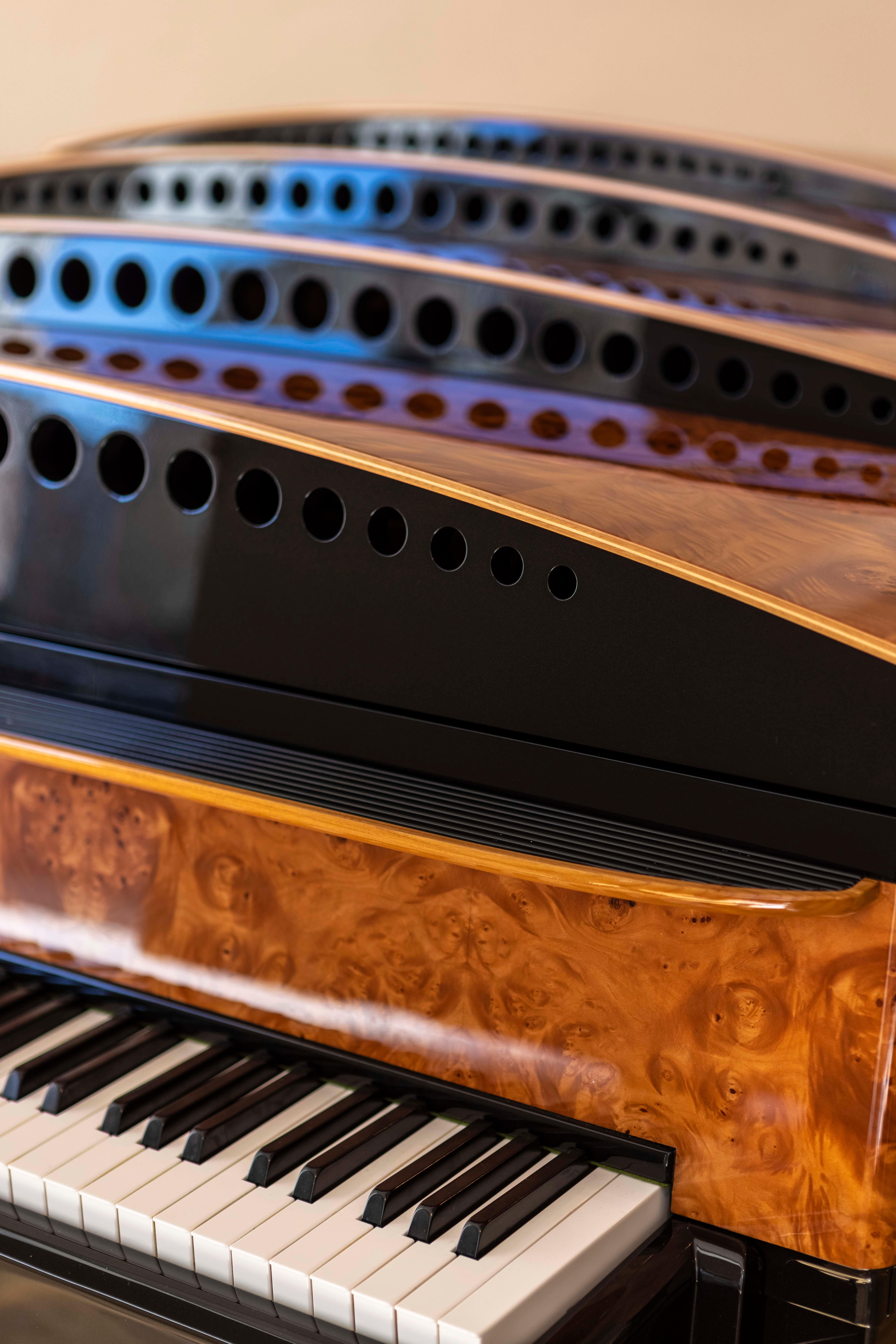 PH Bow Großes Klavier aus amerikanischer roter Ahornmaserung mit Messing, modern, skulptural im Angebot 5