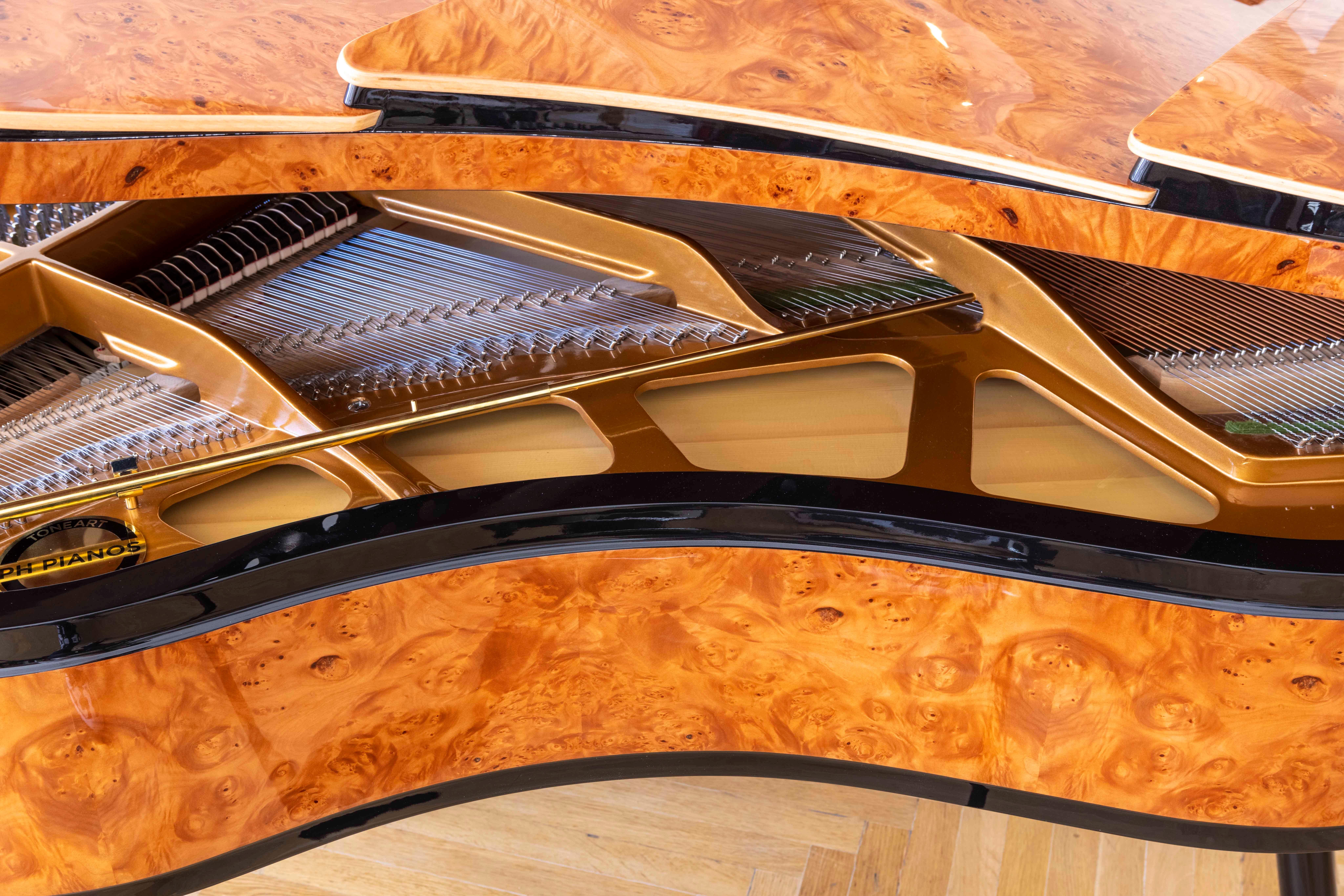 Grand Piano à nœud papillon PH en ronce d'érable rouge américaine et laiton, moderne, sculptural en vente 6