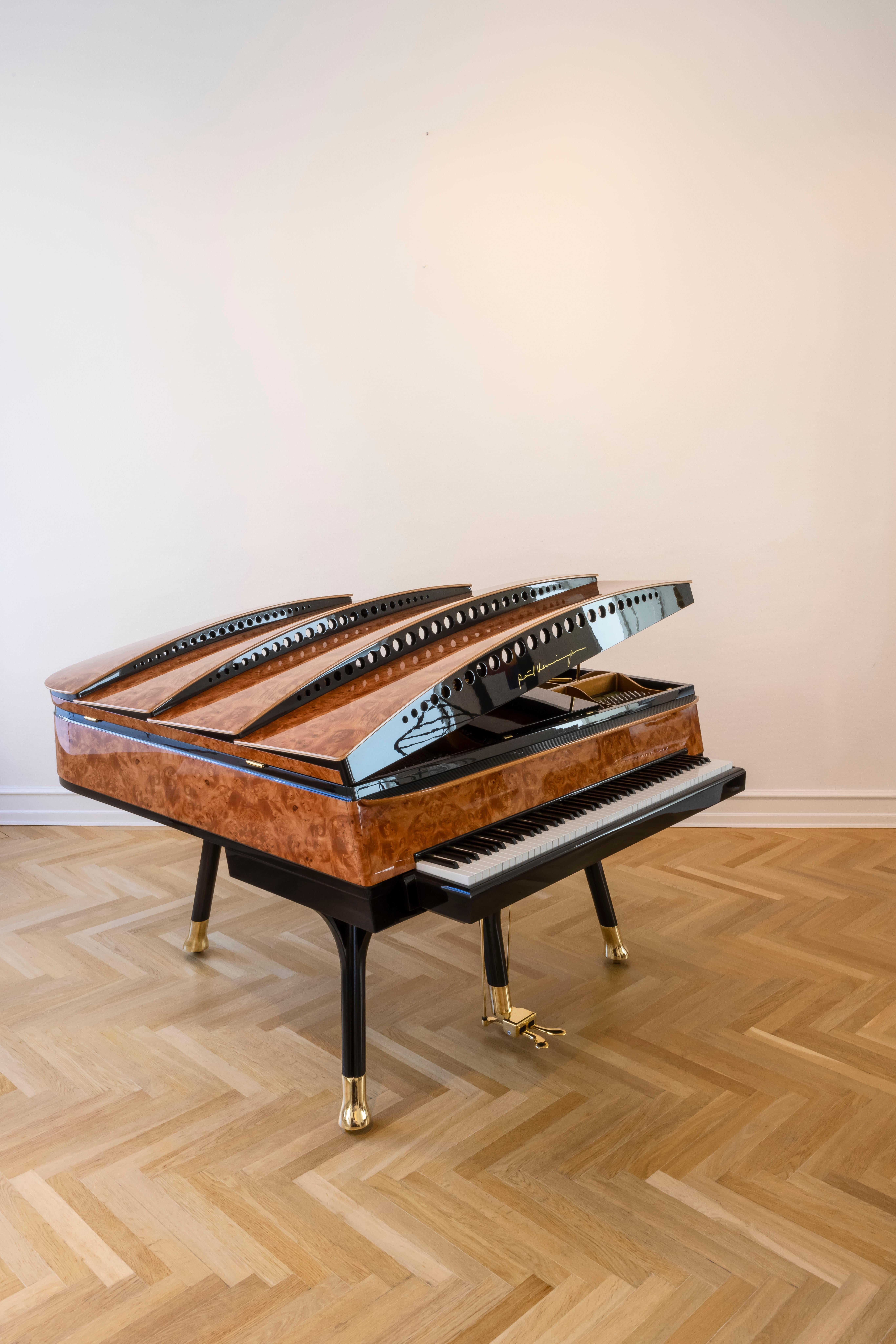 Art déco Grand Piano à nœud papillon PH en ronce d'érable rouge américaine et laiton, moderne, sculptural en vente