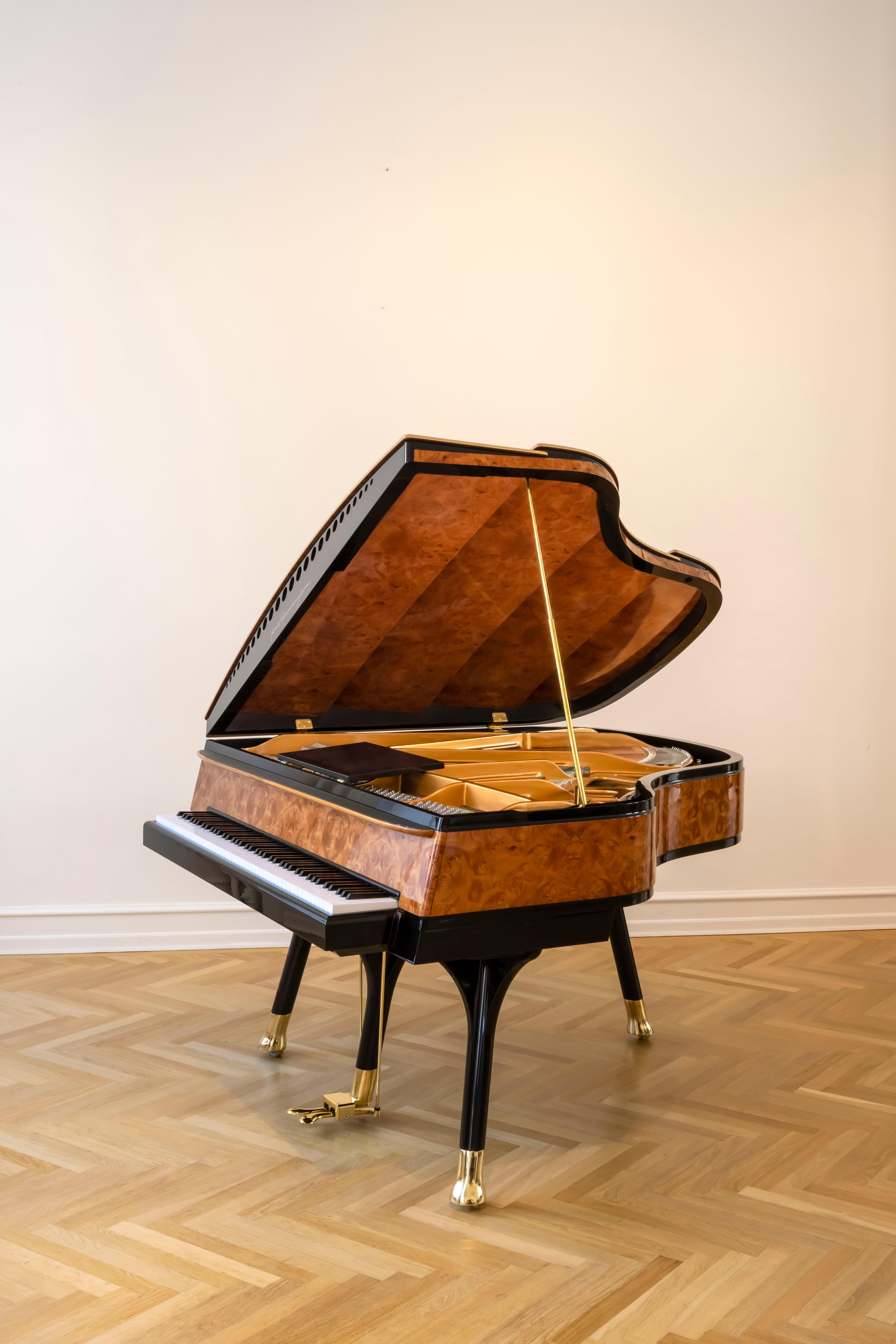Danois Grand Piano à nœud papillon PH en ronce d'érable rouge américaine et laiton, moderne, sculptural en vente