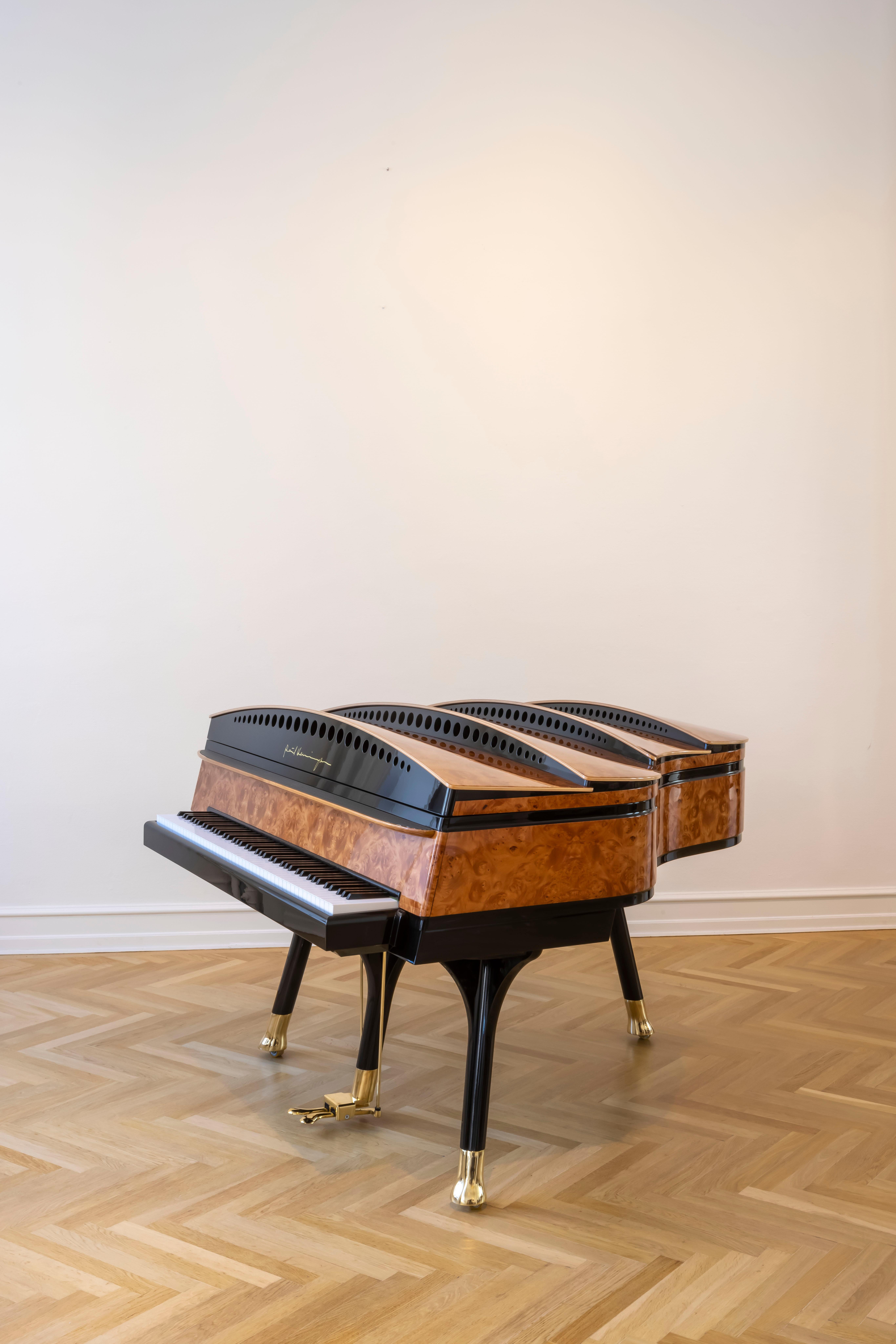 PH Bow Großes Klavier aus amerikanischer roter Ahornmaserung mit Messing, modern, skulptural im Zustand „Neu“ im Angebot in Copenhagen, DK