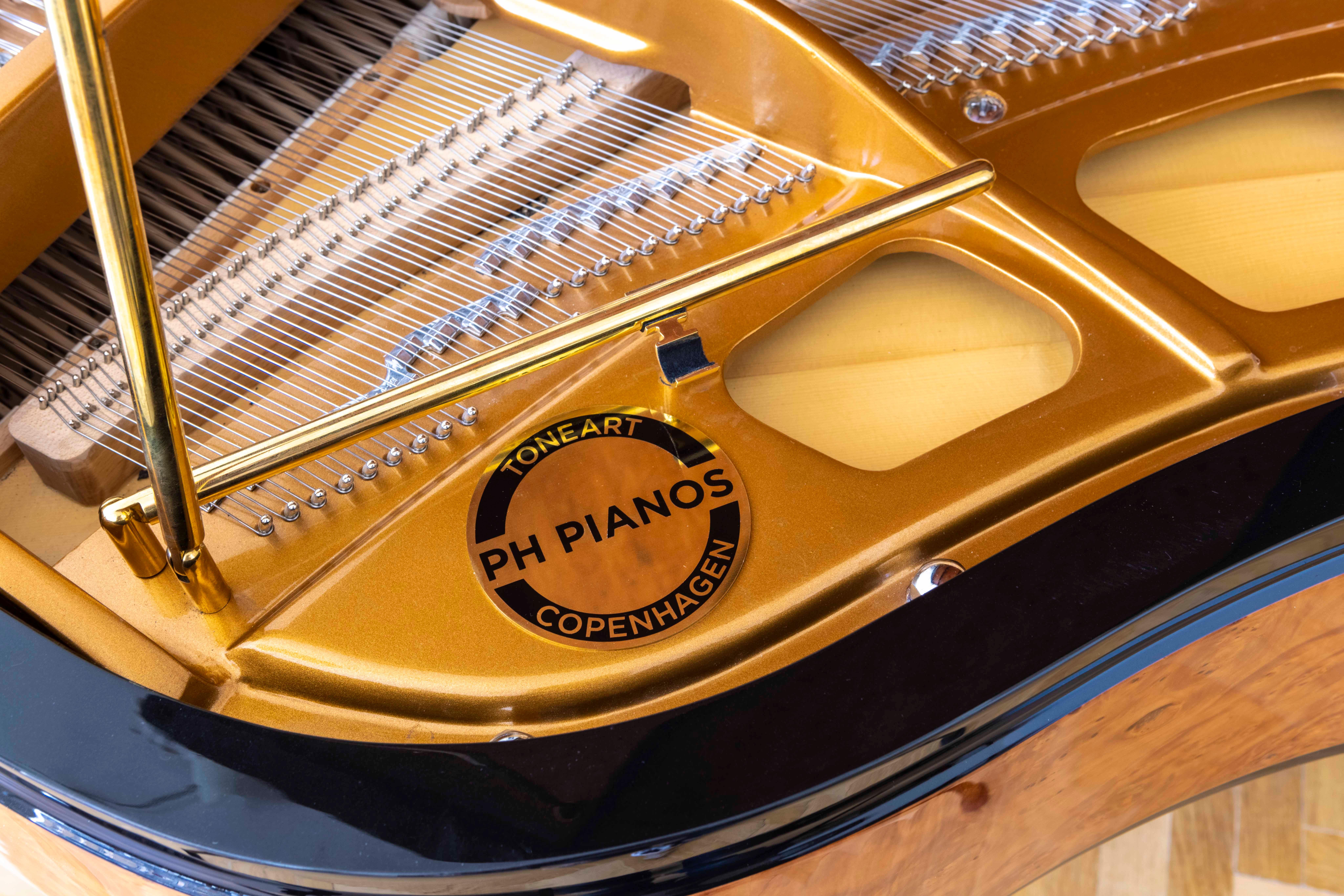 PH Bow Großes Klavier aus amerikanischer roter Ahornmaserung mit Messing, modern, skulptural (Wurzelholz) im Angebot