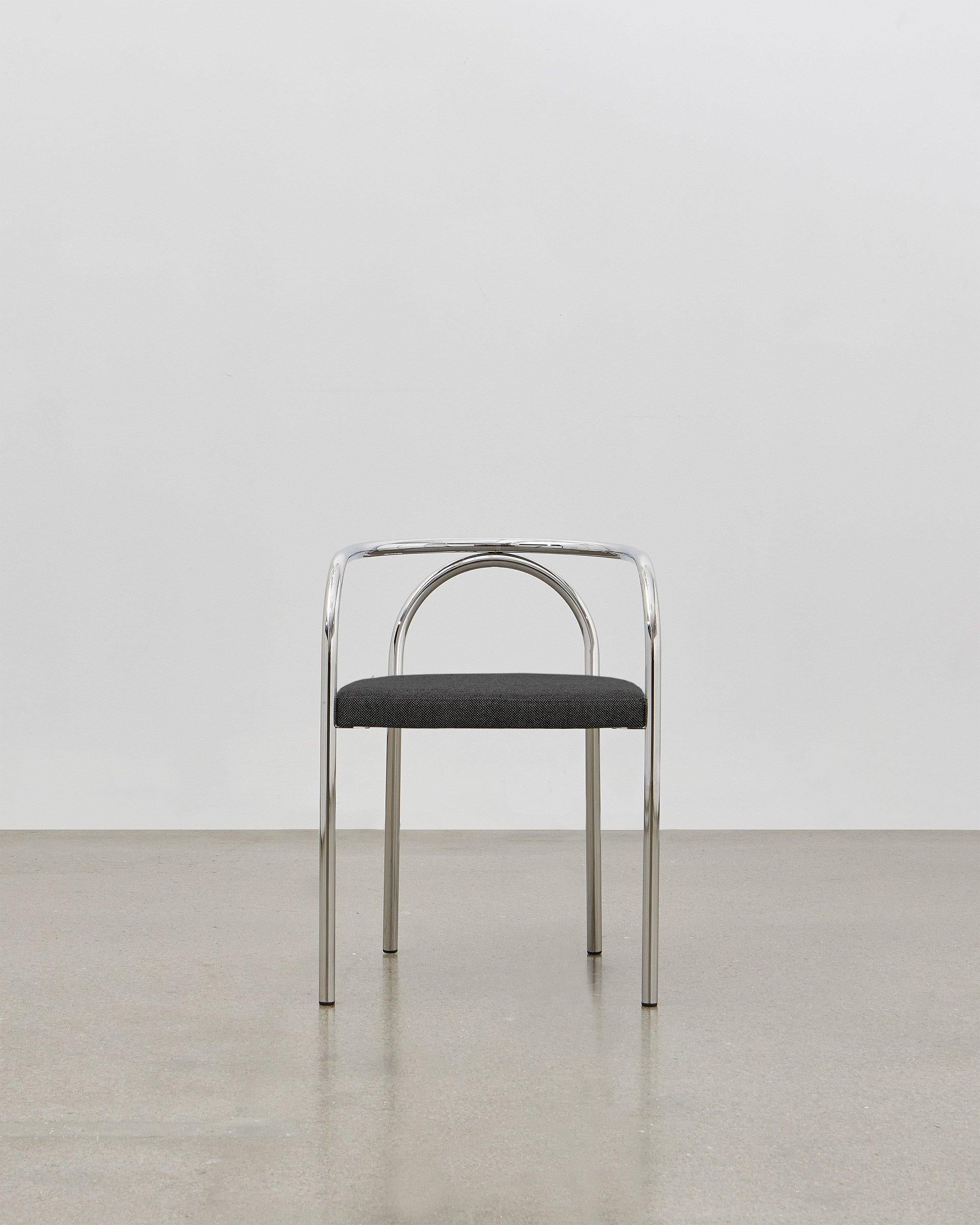 En créant la PH Chair, Poul Henningsen a cherché à réinventer un certain nombre de meubles classiques traditionnellement construits en bois, comme la chaise 
