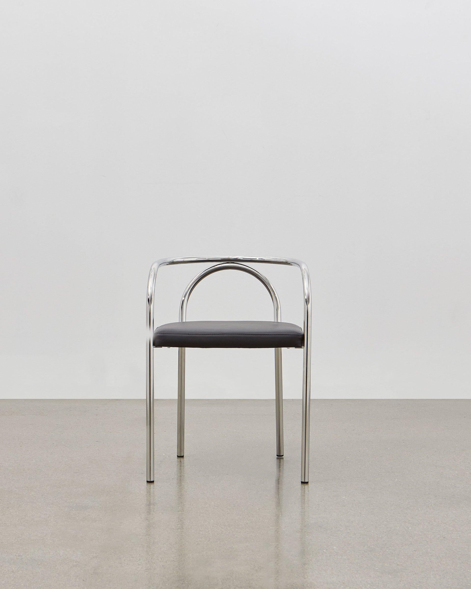 En créant la chaise PH, Poul Henningsen a cherché à réinventer un certain nombre de modèles de meubles classiques qui étaient traditionnellement construits en bois, comme la chaise 