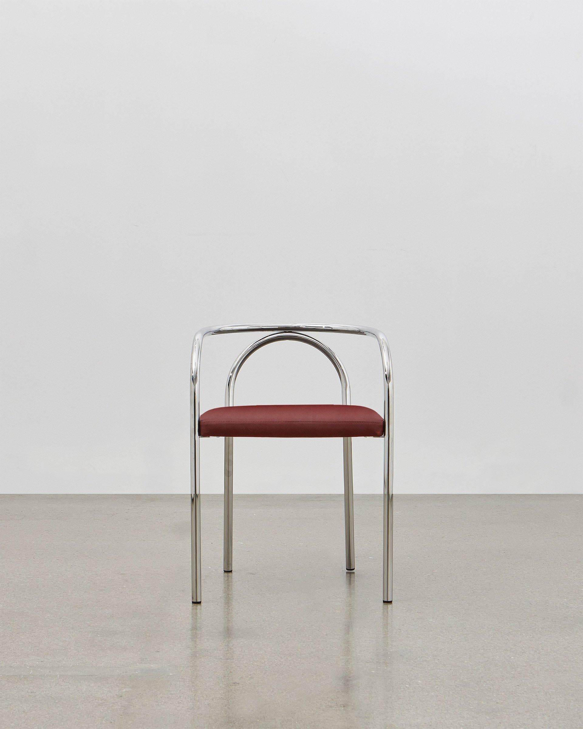 En créant la PH Chair, Poul Henningsen a cherché à réinventer un certain nombre de meubles classiques construits traditionnellement en bois, comme la chaise 