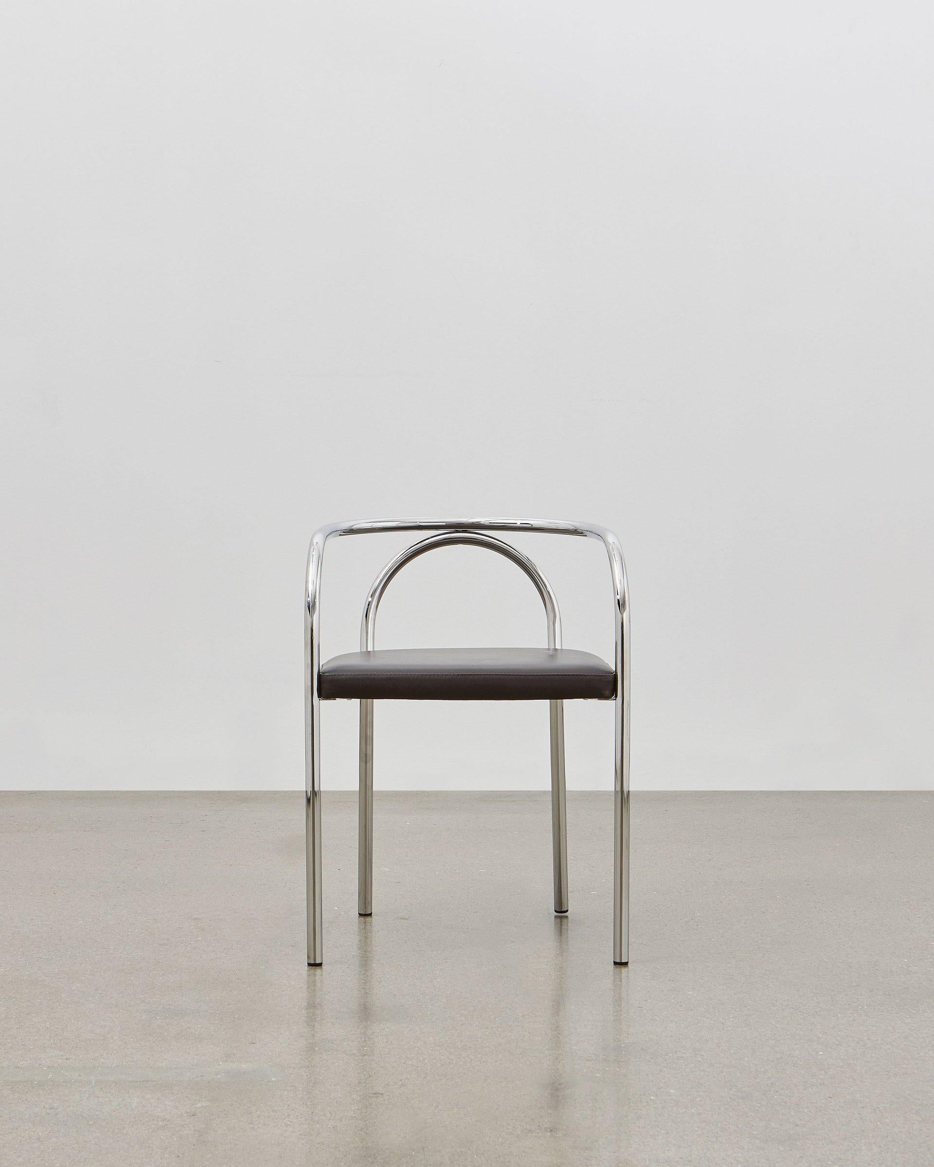 En créant la PH Chair, Poul Henningsen a cherché à réinventer un certain nombre de meubles classiques construits traditionnellement en bois, comme la chaise 