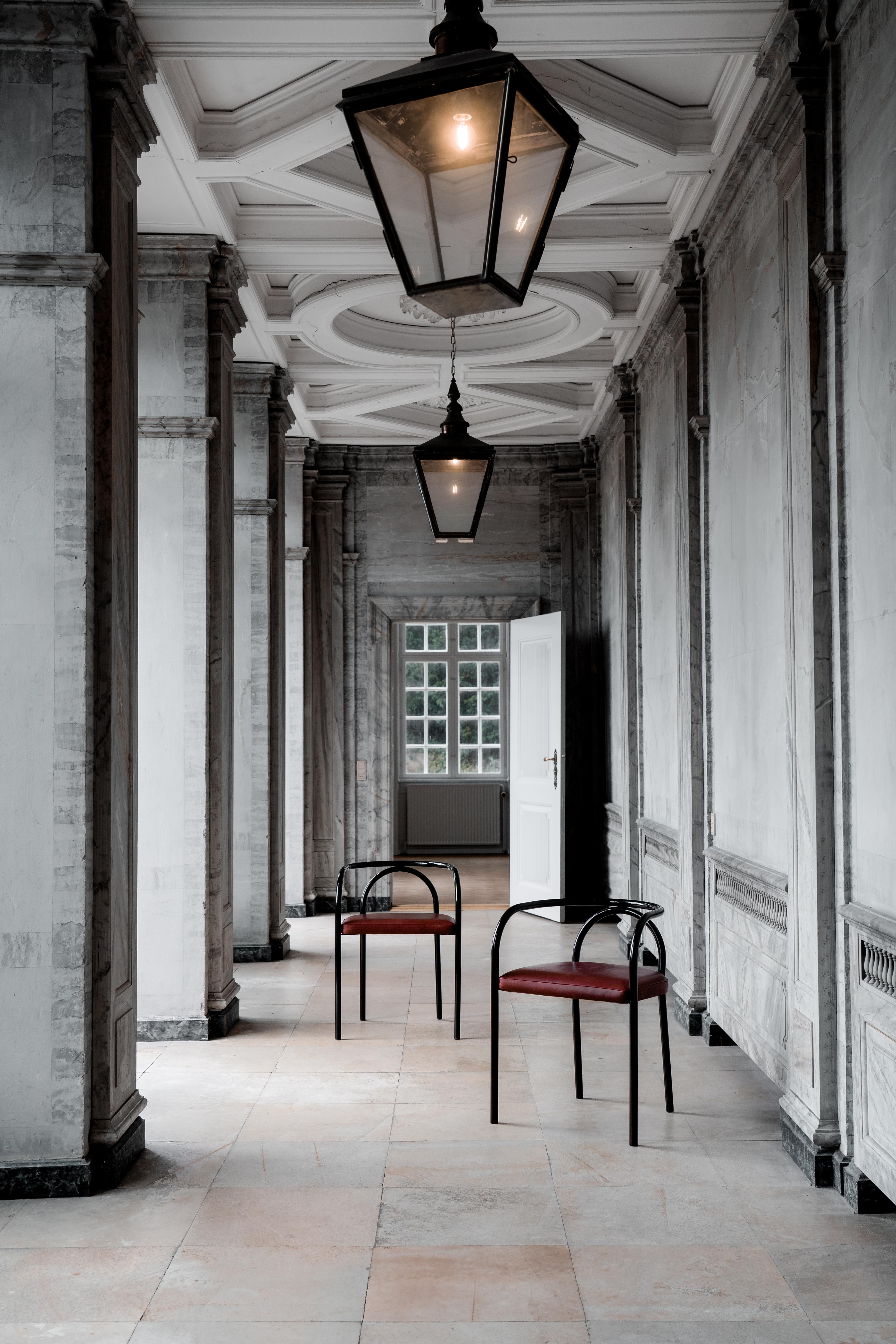 PH Chair - Gestell aus Stahlrohr in dunklem Kupferglanz Sitzfläche aus Leder in indischem Farbton (Dänisch) im Angebot