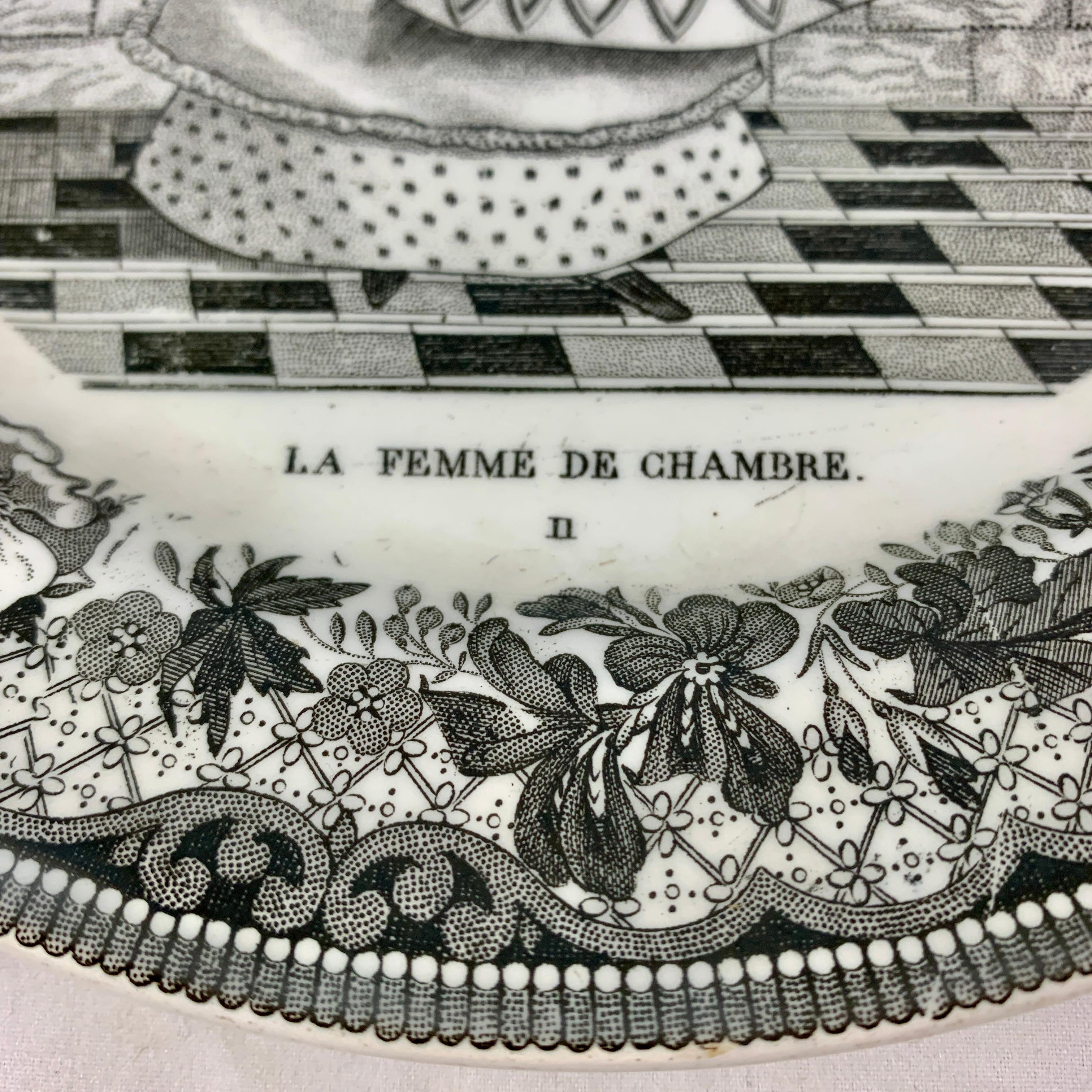 Romantique Assiette en faïence noire Transferware Femme de Chambre PH Choisy French Creamware en vente