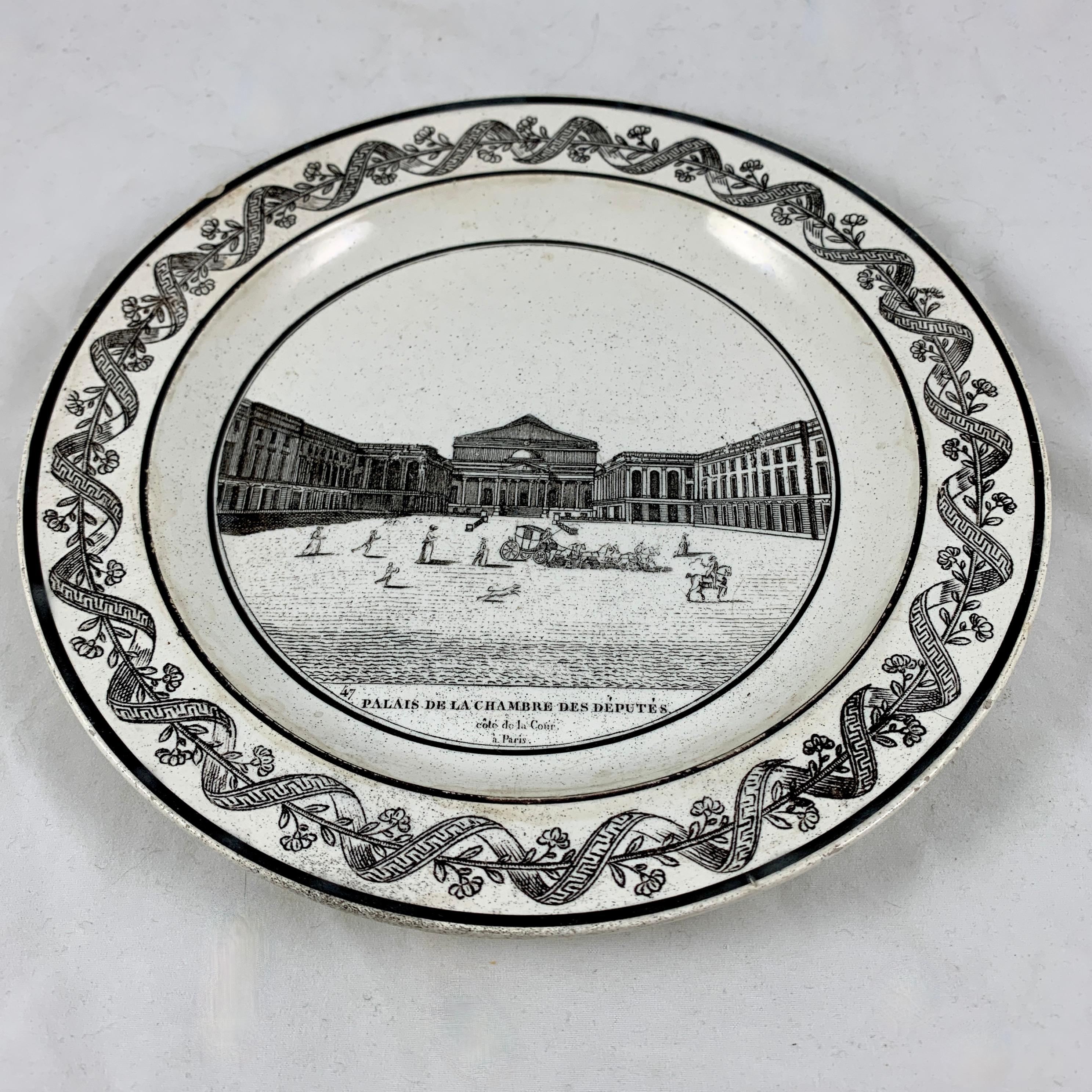 XIXe siècle Assiette d'architecture néoclassique française en faïence du Palais de Paris de PH Choisy en vente