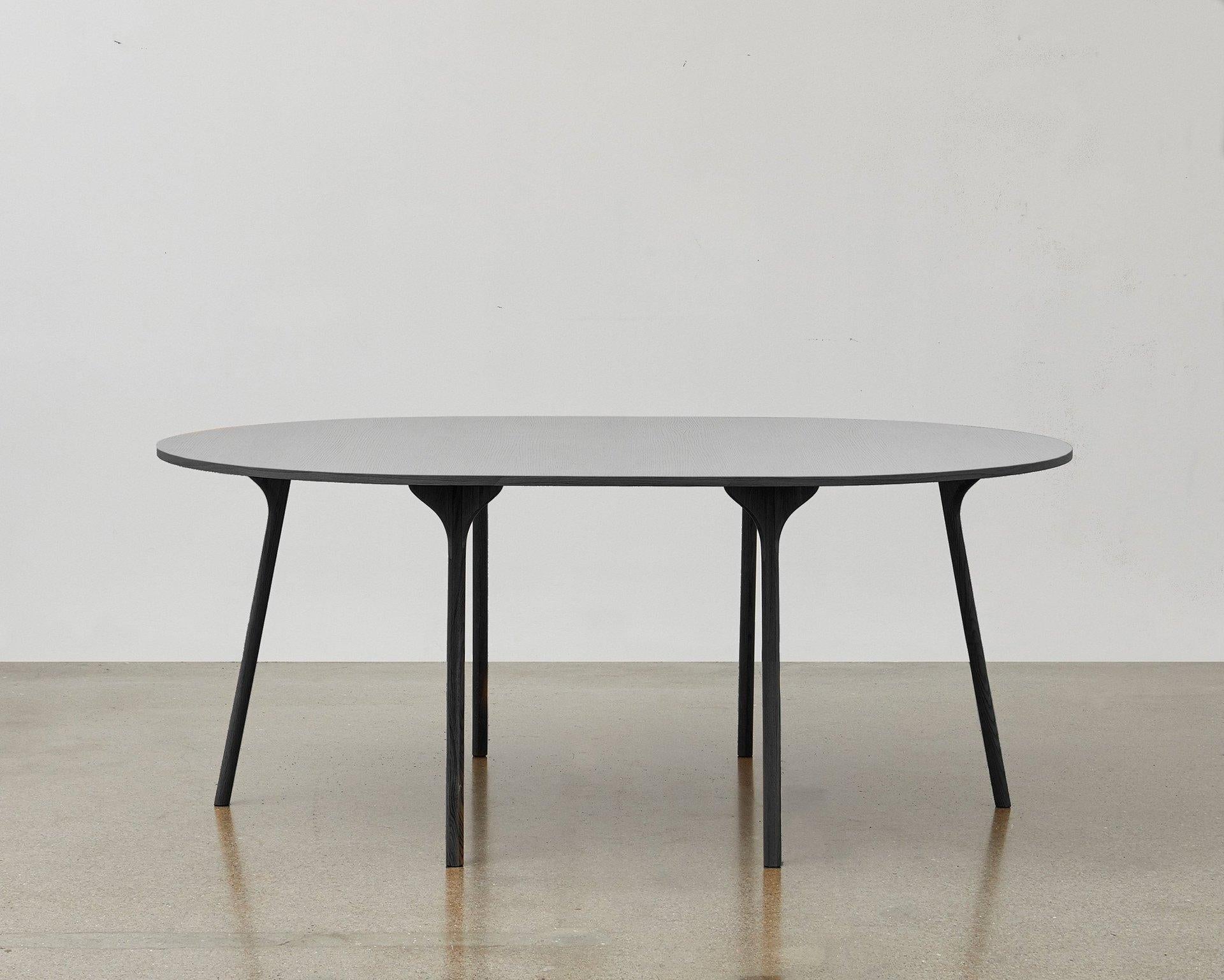 Les pieds aux formes complexes de la table PH Circle - inspirés par le mouvement agile du scarabée, ainsi que l'avantage d'une conception et d'une ingénierie de précision - permettent à Poul Henningsen de concevoir une table aux pieds les plus