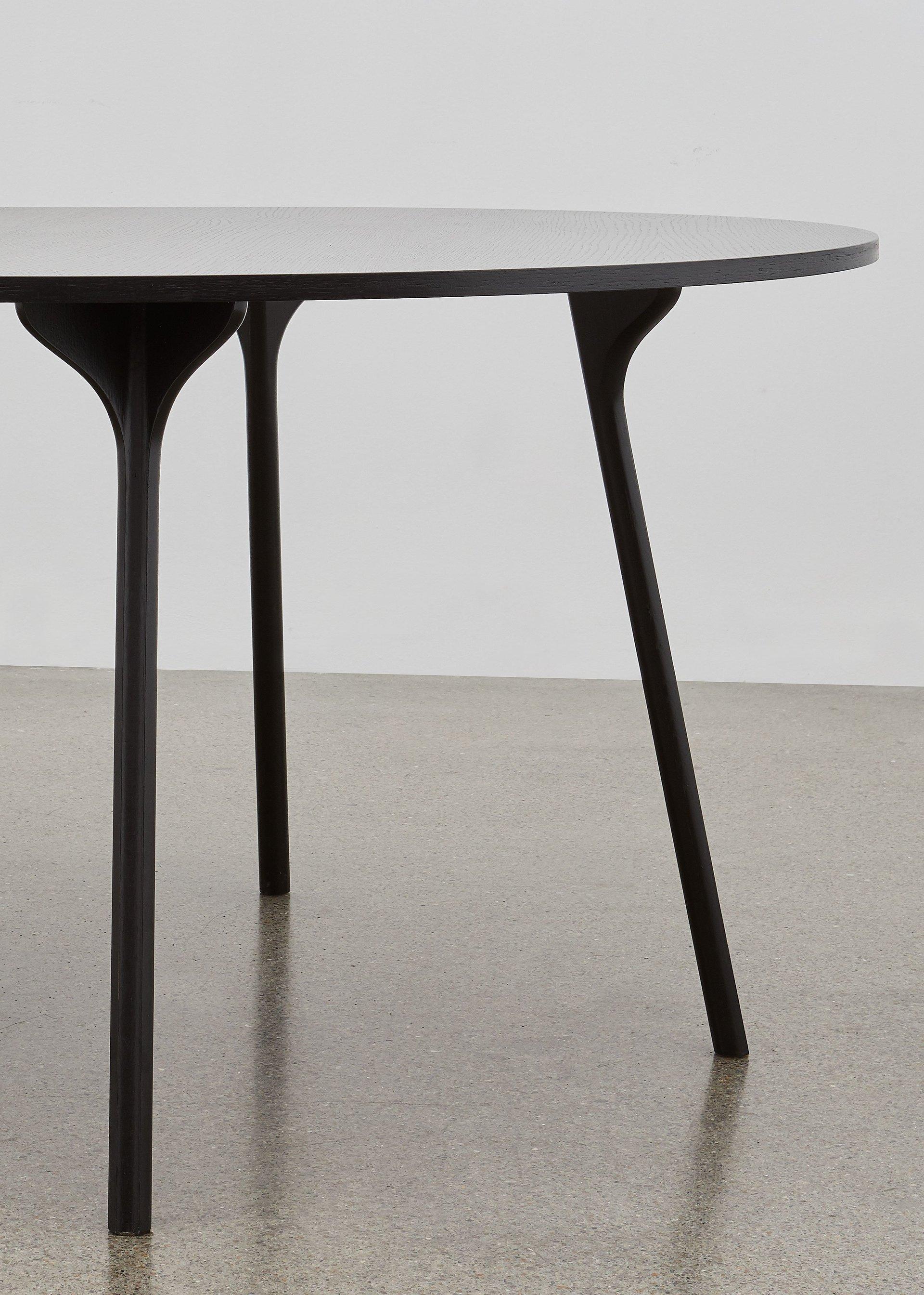 Bauhaus Table circulaire PH, 1270x1820 mm, pieds en bois de chêne noir, plaque de table et bord en placage en vente