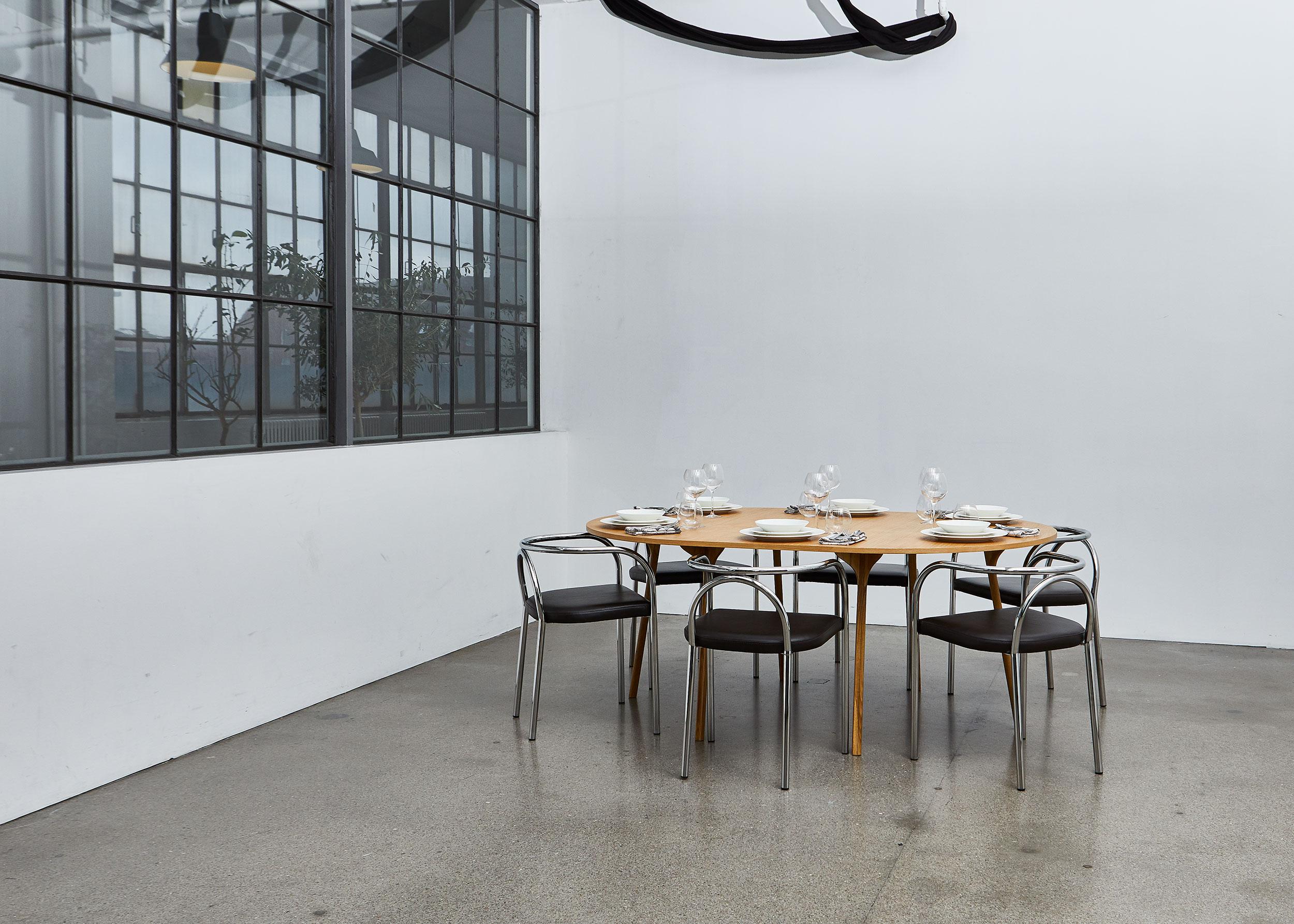 Danois Table circulaire PH, 1270x1820 mm, pieds en bois de chêne naturel, plaque de table et bord en placage en vente