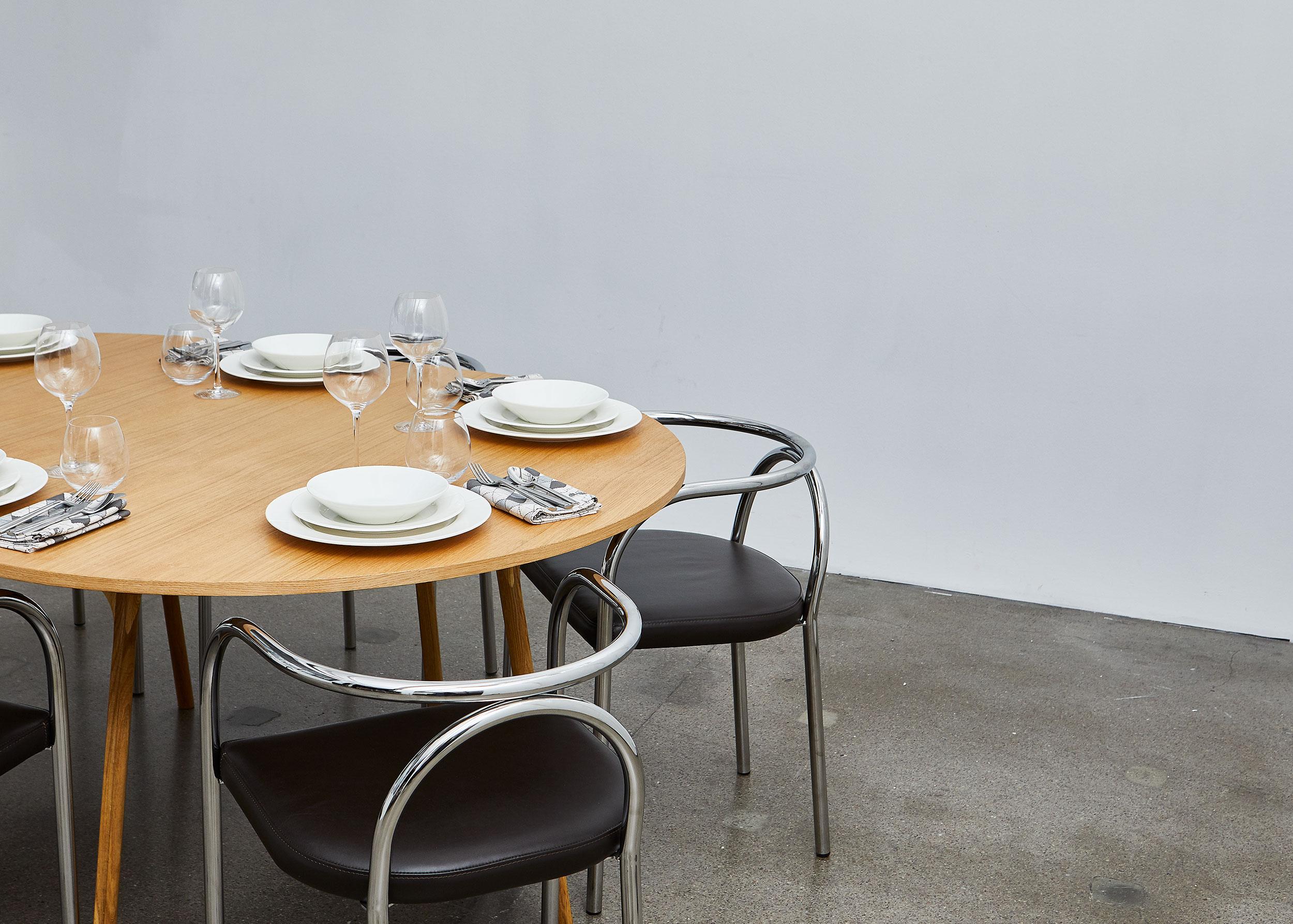 Table circulaire PH, 1270x1820 mm, pieds en bois de chêne naturel, plaque de table et bord en placage Neuf - En vente à Copenhagen, DK