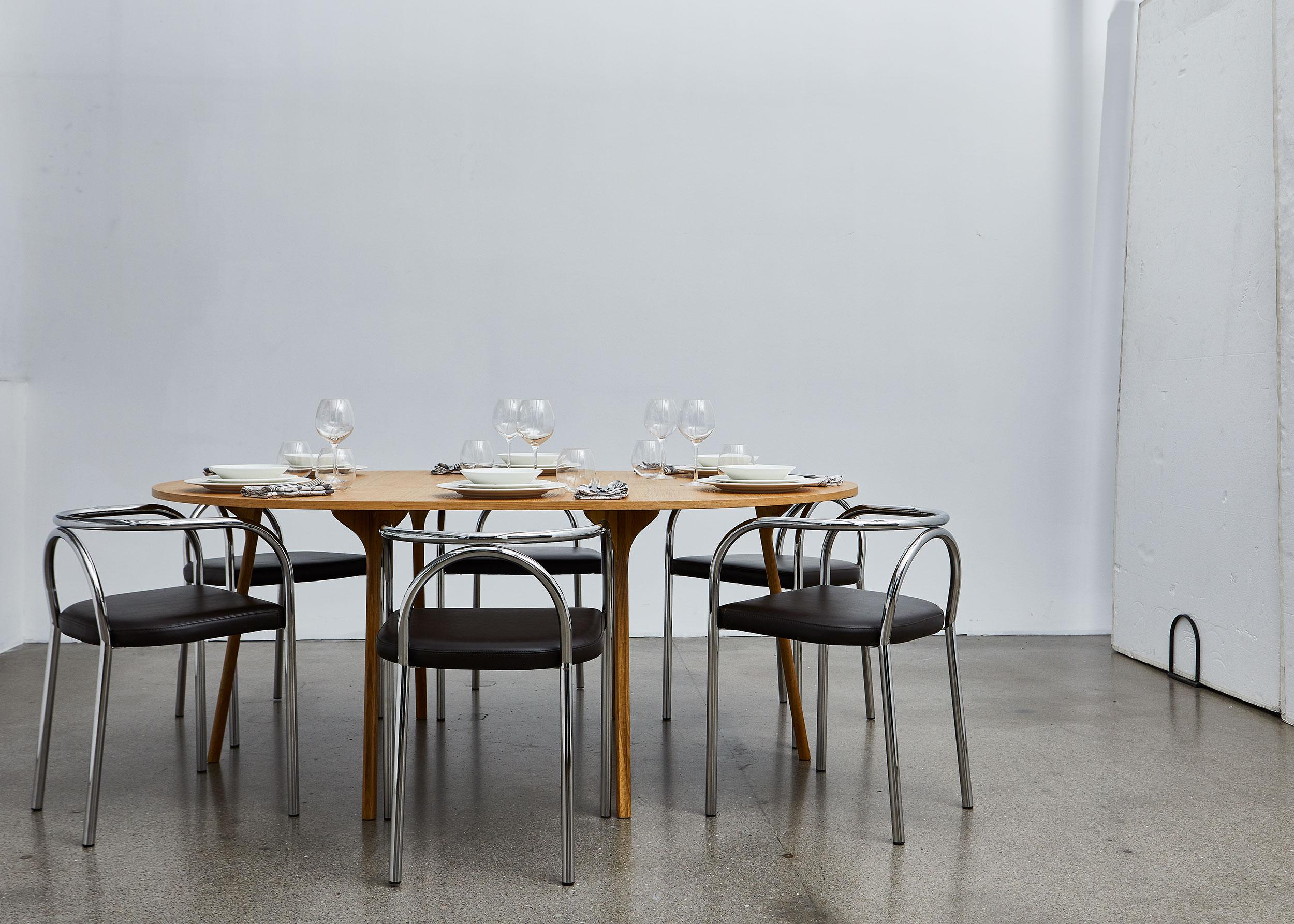 XXIe siècle et contemporain Table circulaire PH, 1270x1820 mm, pieds en bois de chêne naturel, plaque de table et bord en placage en vente