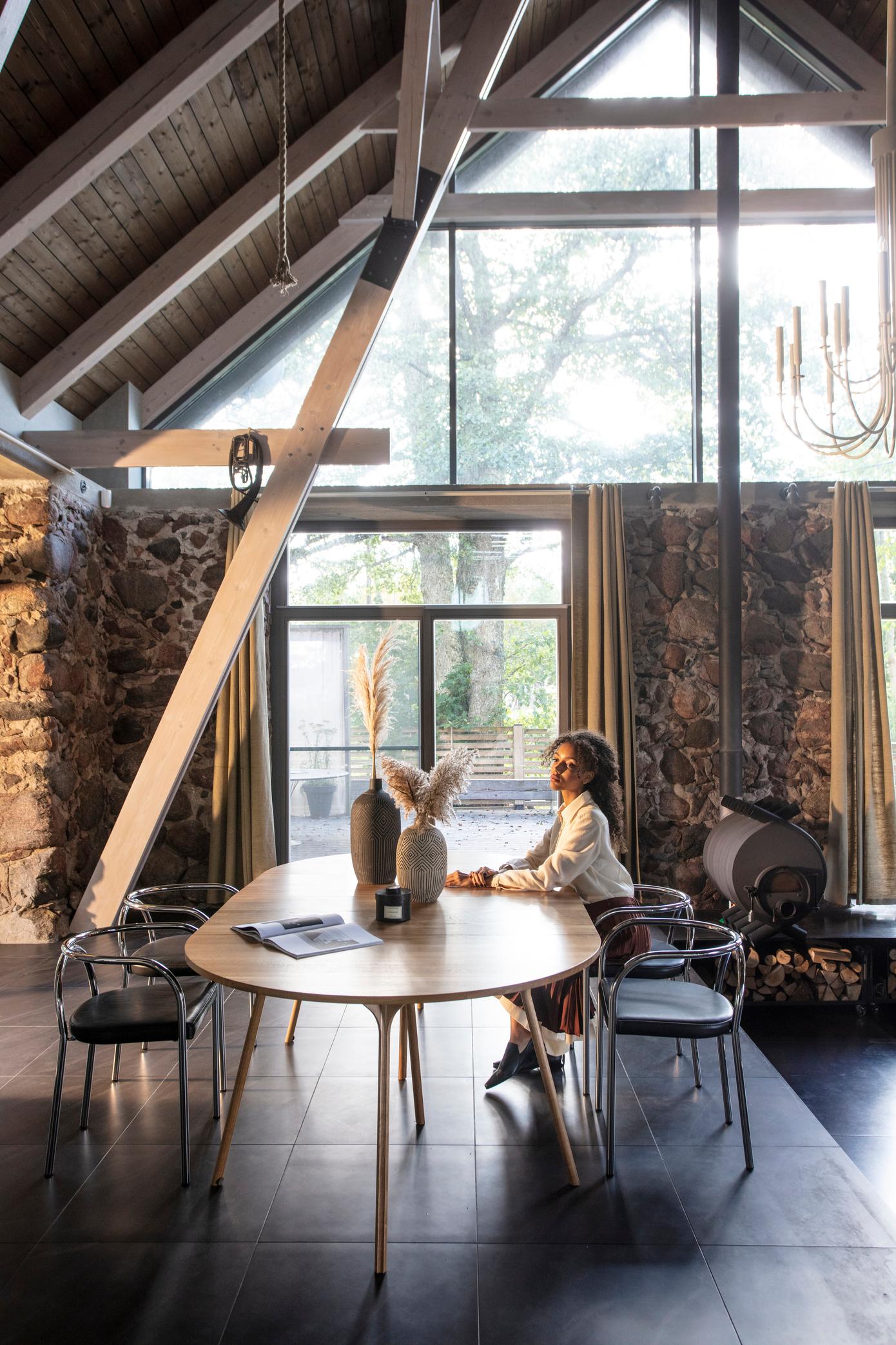 Bois Table circulaire PH, 1270x1820 mm, pieds en bois de chêne naturel, plaque de table et bord en placage en vente