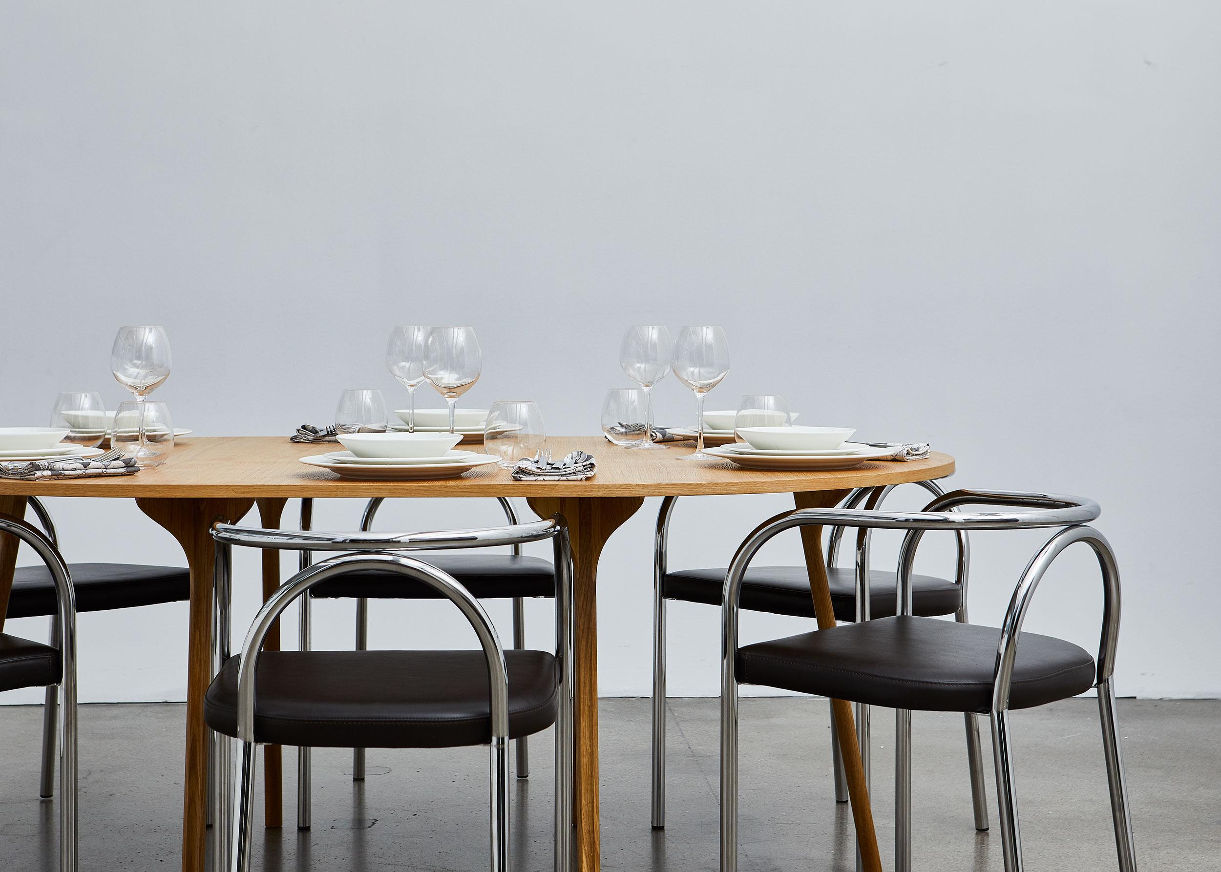 Table circulaire PH, 1270x1820 mm, pieds en bois de chêne naturel, plaque de table et bord en placage en vente 1