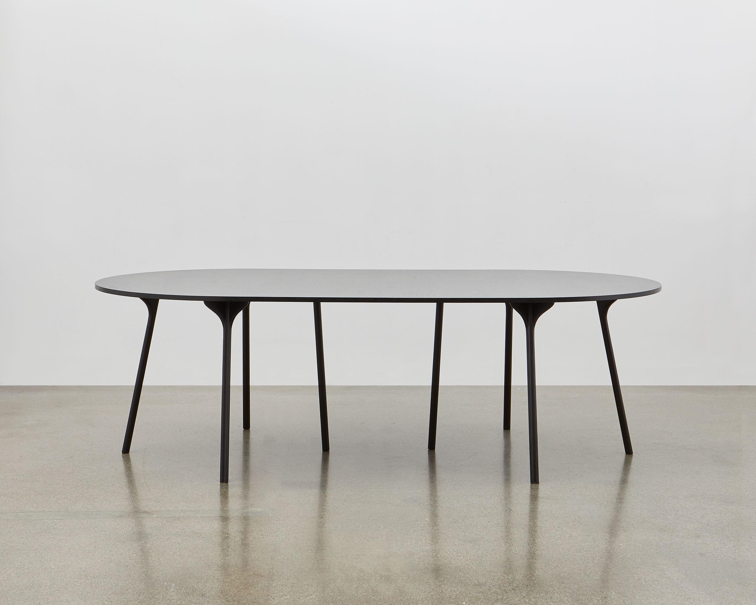 Les pieds aux formes complexes de la table PH Circle - inspirés par le mouvement agile du scarabée, ainsi que les avantages d'une conception et d'une ingénierie de précision - permettent à Poul Henningsen de concevoir une table aux pieds les plus