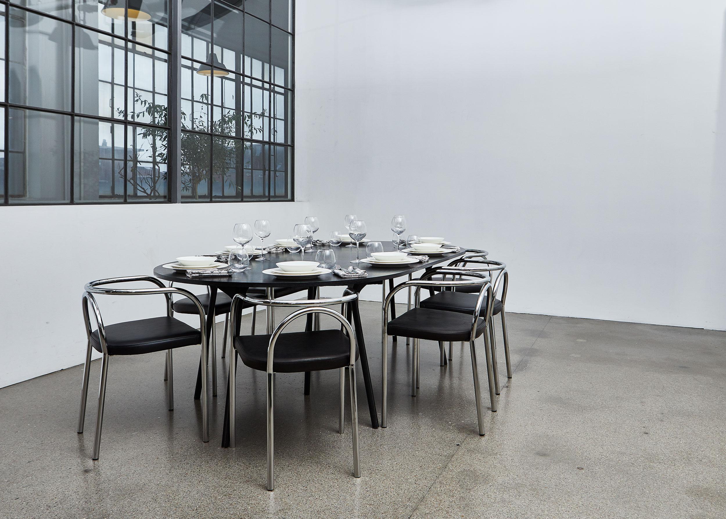 Danois Table circulaire PH, 1270x2370 mm, pieds en bois de chêne noir, plaque de table et bord en placage en vente