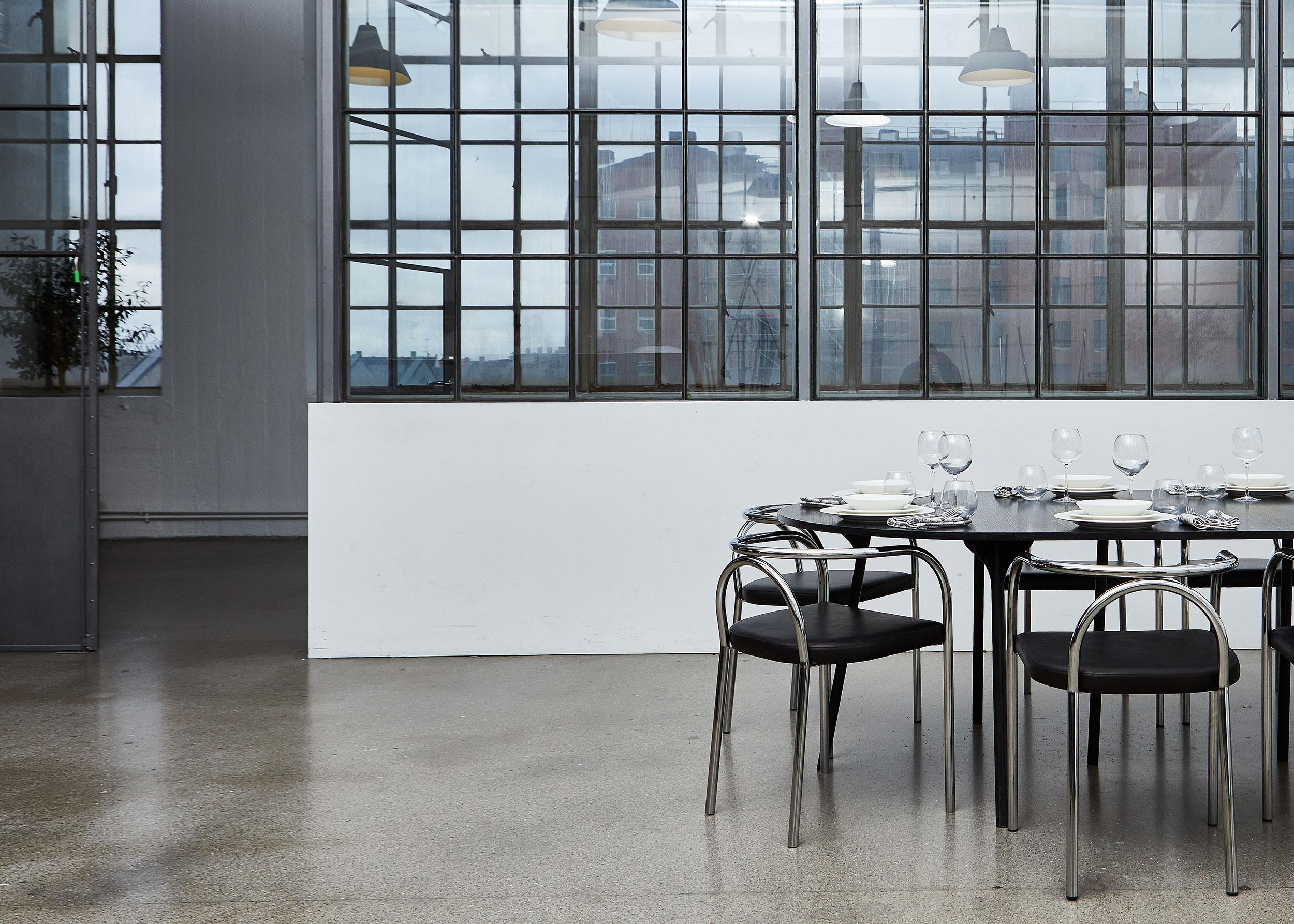 Table circulaire PH, 1270x2370 mm, pieds en bois de chêne noir, plaque de table et bord en placage Neuf - En vente à Copenhagen, DK