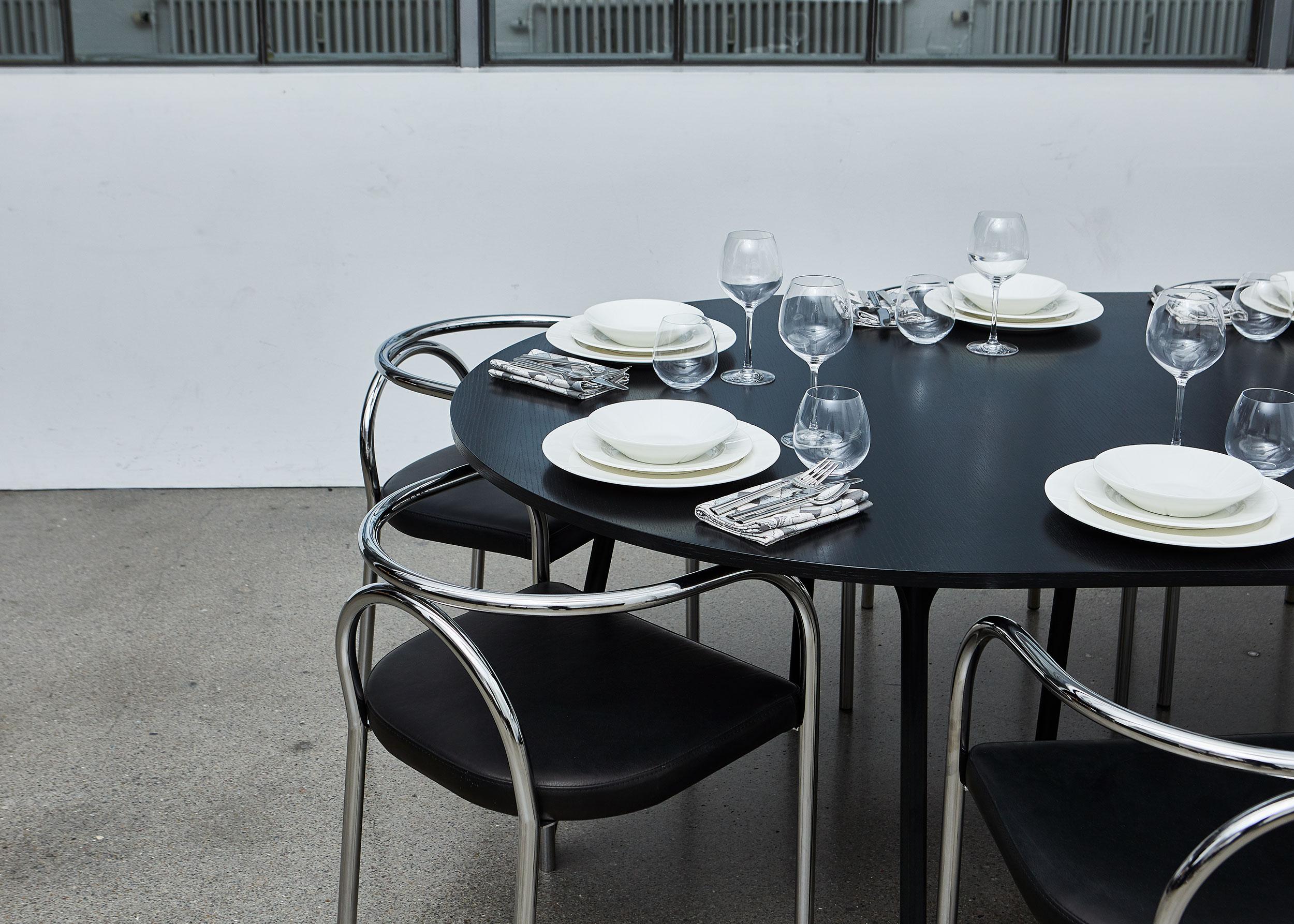 XXIe siècle et contemporain Table circulaire PH, 1270x2370 mm, pieds en bois de chêne noir, plaque de table et bord en placage en vente