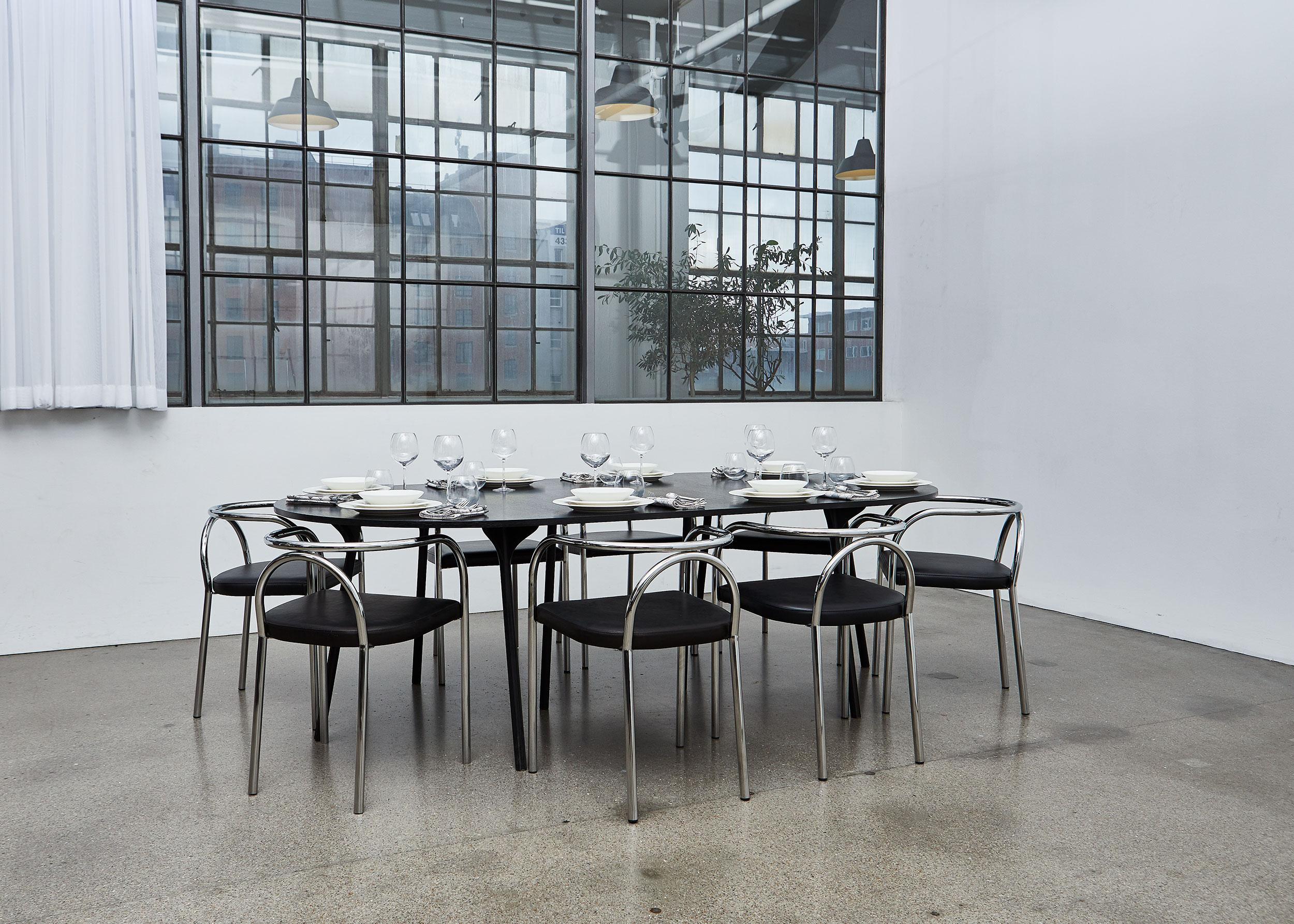 Danois Table circulaire PH, pieds en chêne noir, plateau et chants en placage en vente