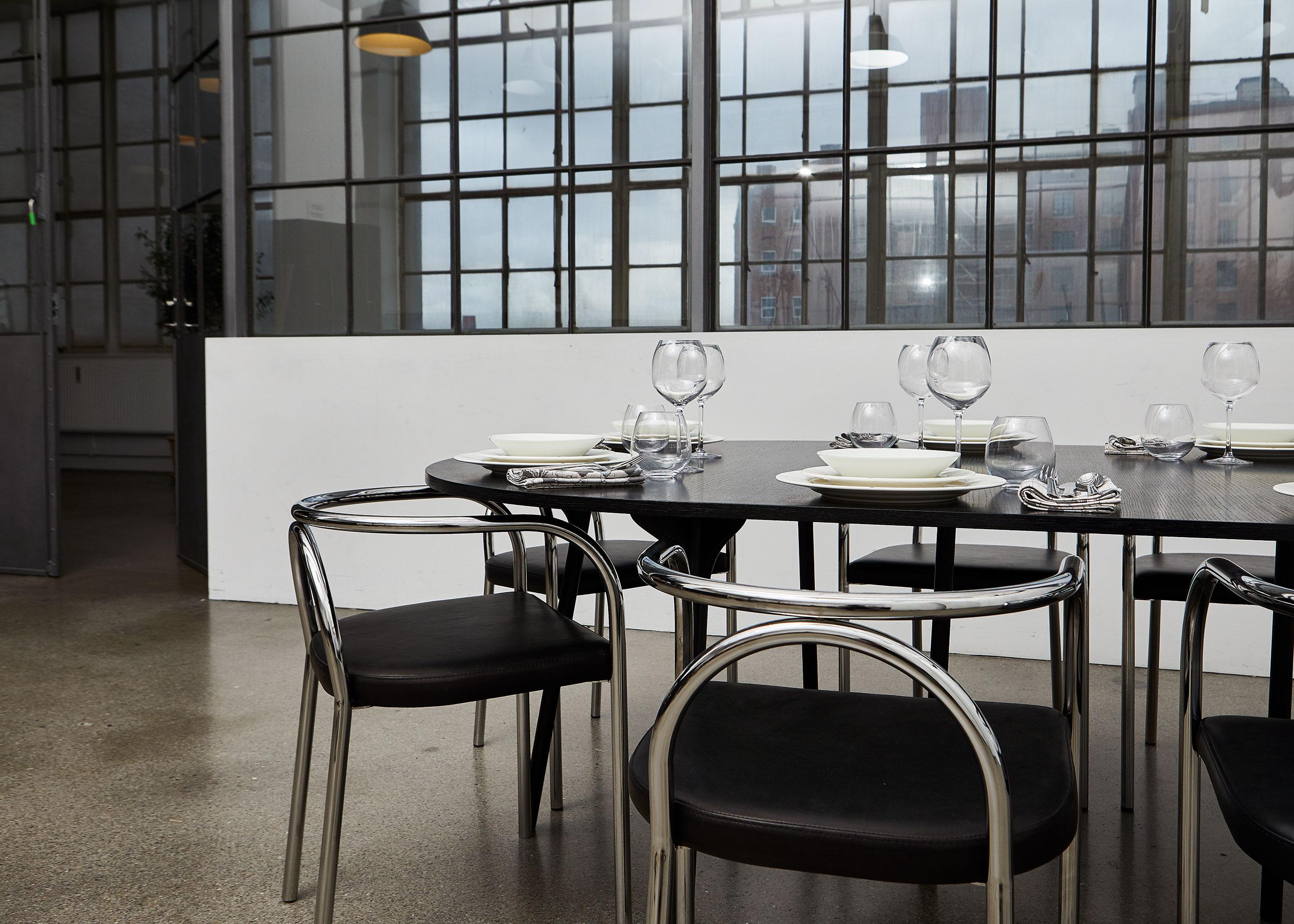 Chêne Table circulaire PH, pieds en chêne noir, plateau et chants en placage en vente