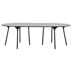 PH Circle Table, schwarze Eichenholzbeine, Tischplatte und -kante aus Furnier