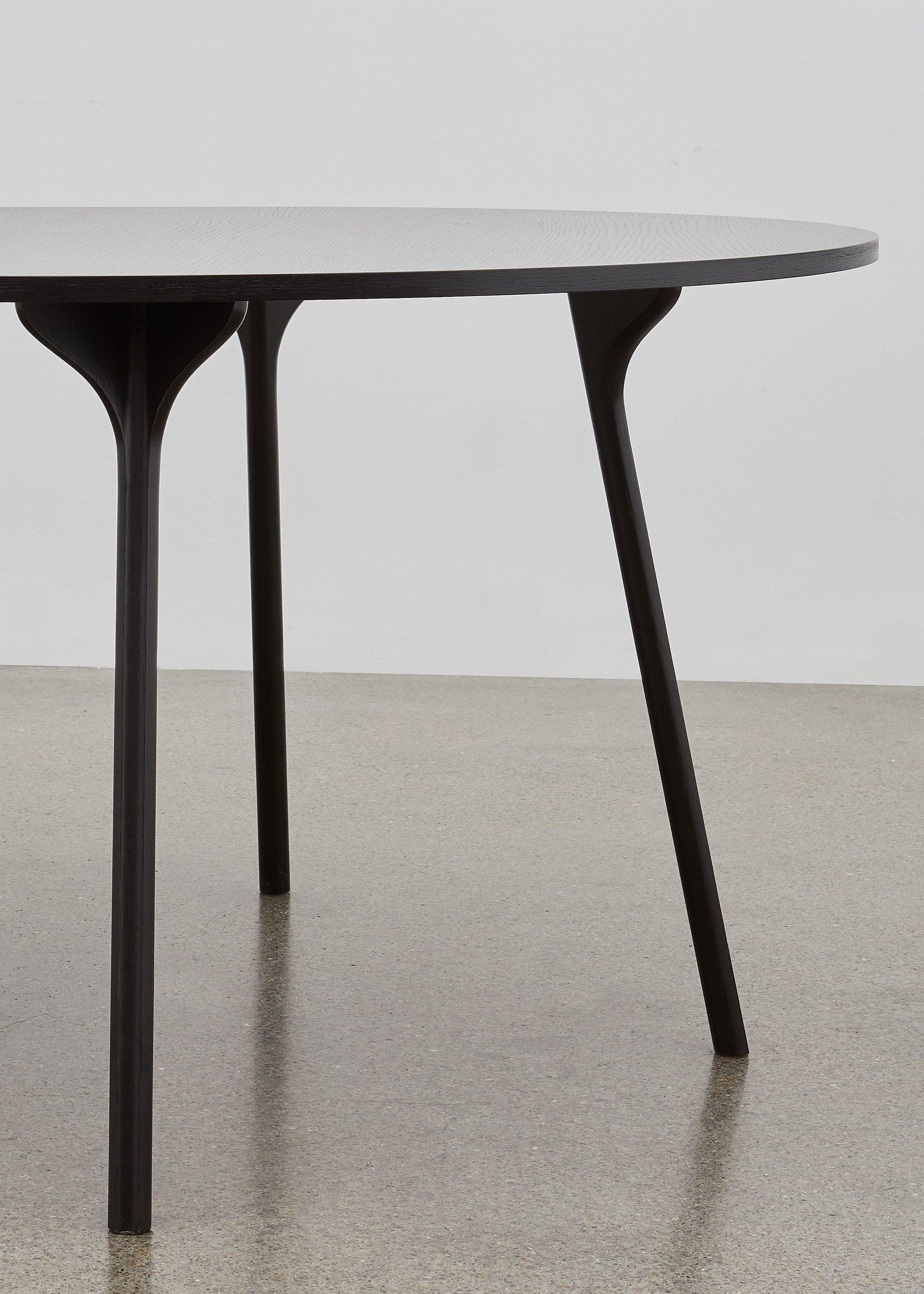 Bauhaus PH Circle Table pliante, pieds en bois de chêne noir, plateau et bord de table en placage en vente