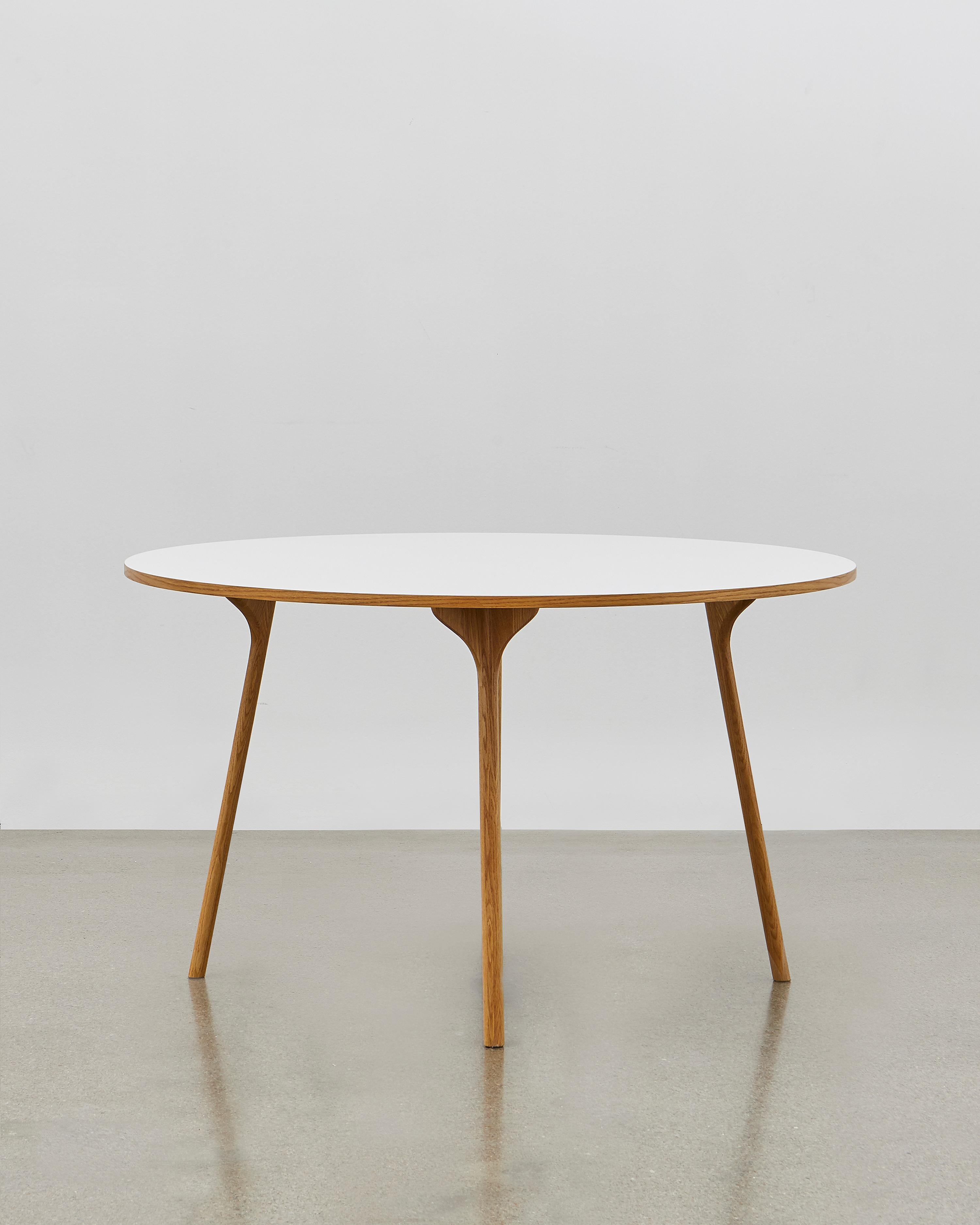 Die raffiniert geformten Beine des PH circle table, inspiriert von den flinken Bewegungen des Skarabäuskäfers, in Verbindung mit den Vorteilen von Präzisionsdesign und -technik, ermöglichen es Poul Henningsen, einen Tisch mit äußerst unauffälligen