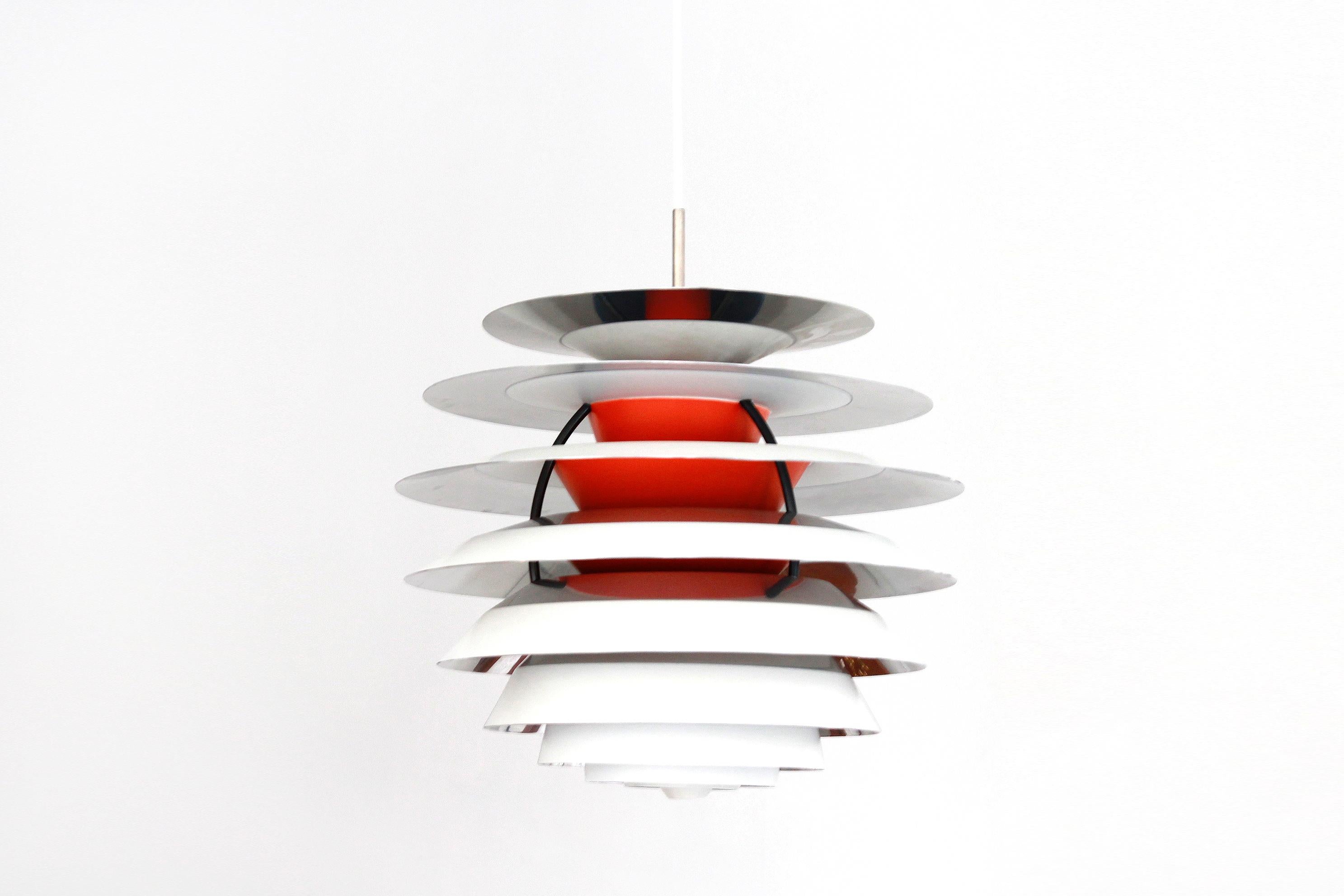 Particularly beautiful lamp designed by Poul Henningsen and produced by Danish manufacturer Louis Poulsen in the 1960's. This lamp called 'Kontrast' is a masterpiece from the oevre of the Danish light architect. The hanging lamp is made of white and