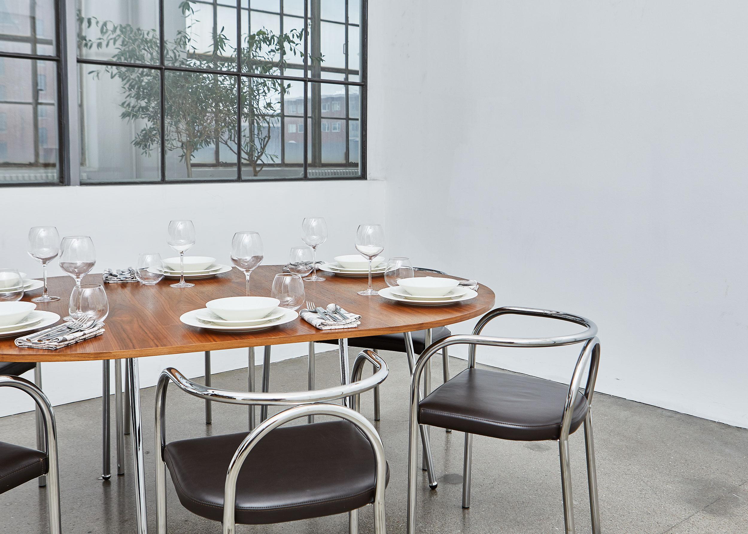 Chrome Table de salle à manger PH, chrome, plaque de table en placage de chêne naturel et bord en vente