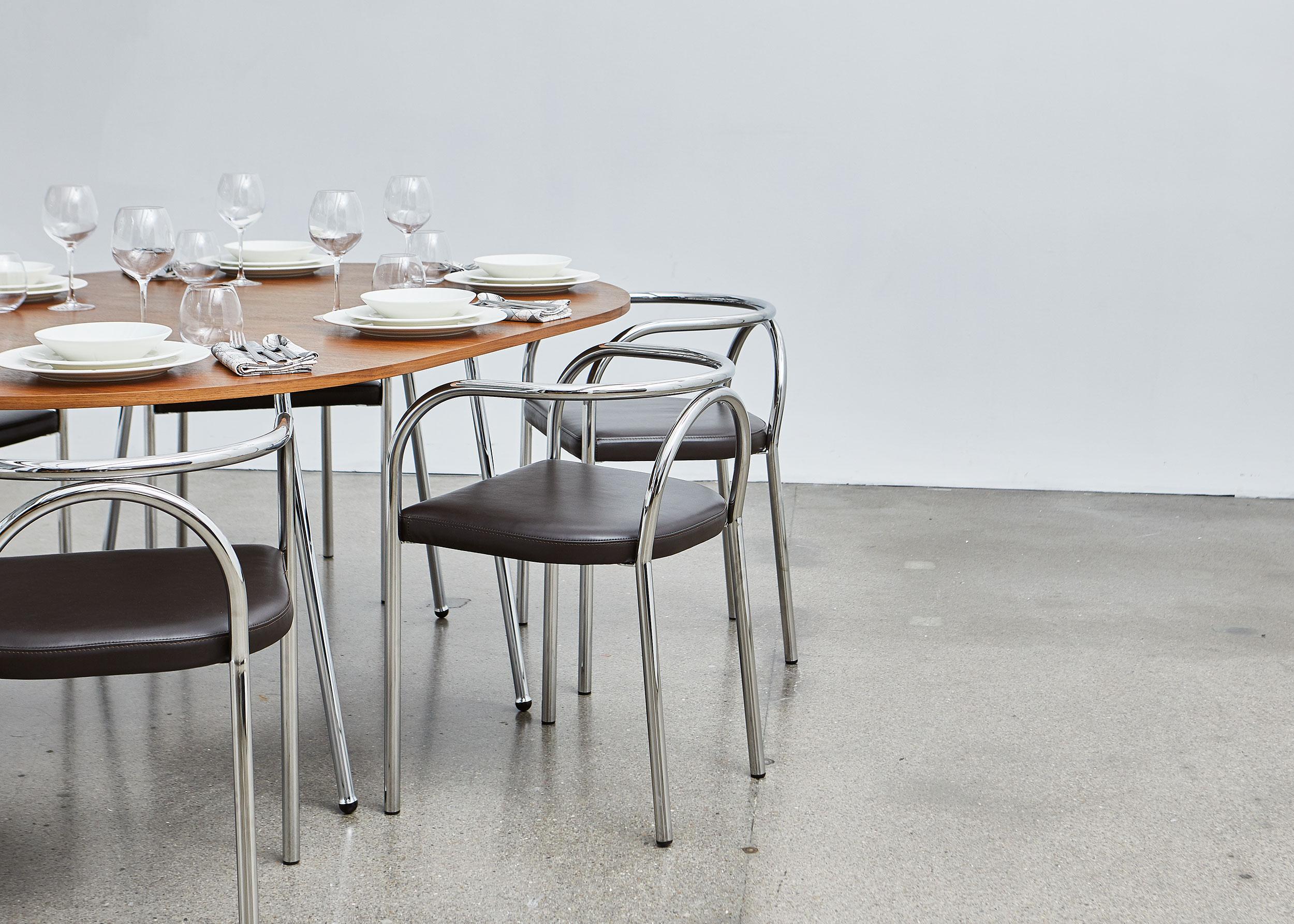 Table de salle à manger PH, chrome, plaque de table en placage de chêne naturel et bord en vente 1