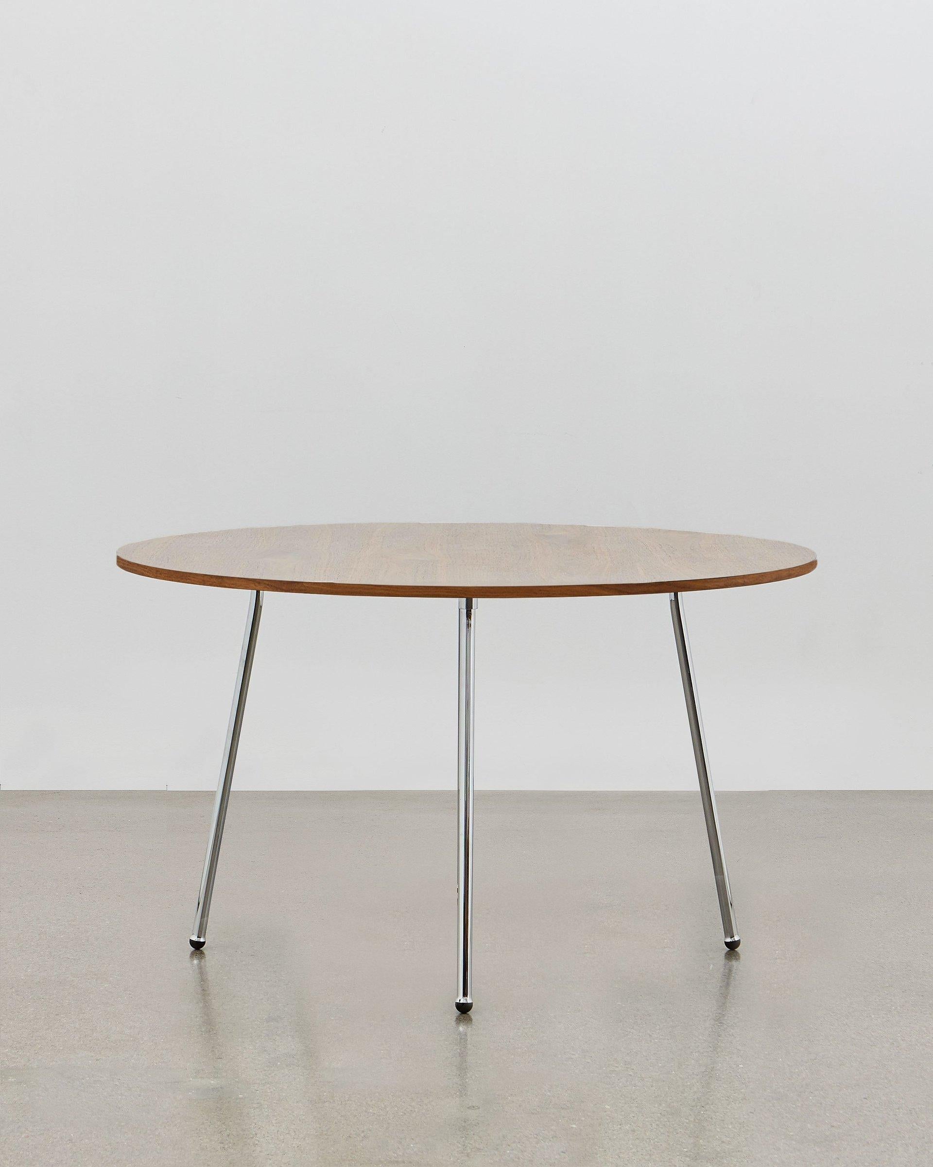 La table à manger PH a été conçue en 1937 ; elle est simple et élégante. La fonction rencontre la forme et l'aspect léger et distinctif de la table de salle à manger PH lui permet de s'adapter à tous les usages, à la maison, au travail ou dans une