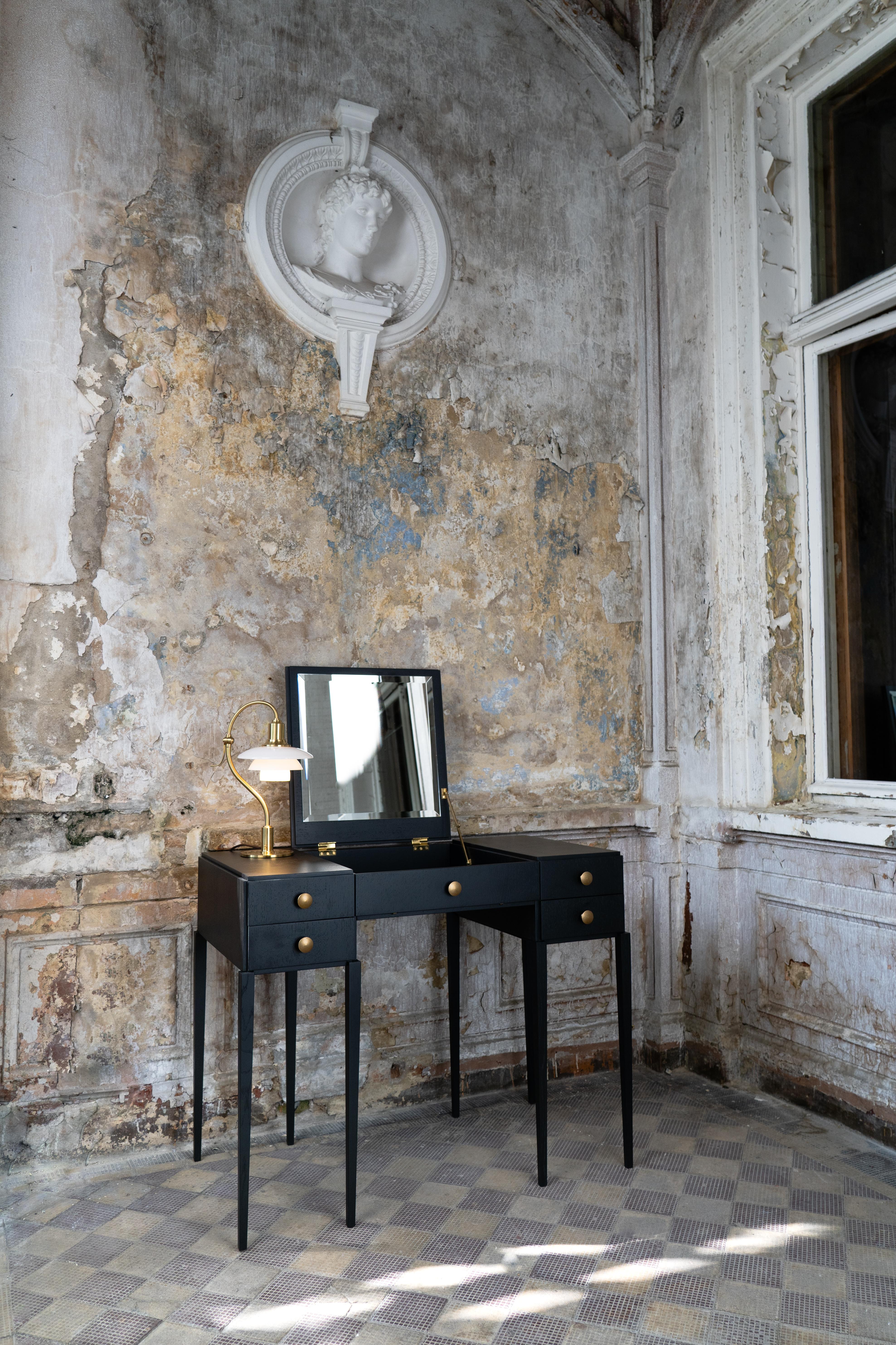 Tavolino da toilette PH, impiallacciato in rovere nero, cassetti in frassino bianco in vendita 1