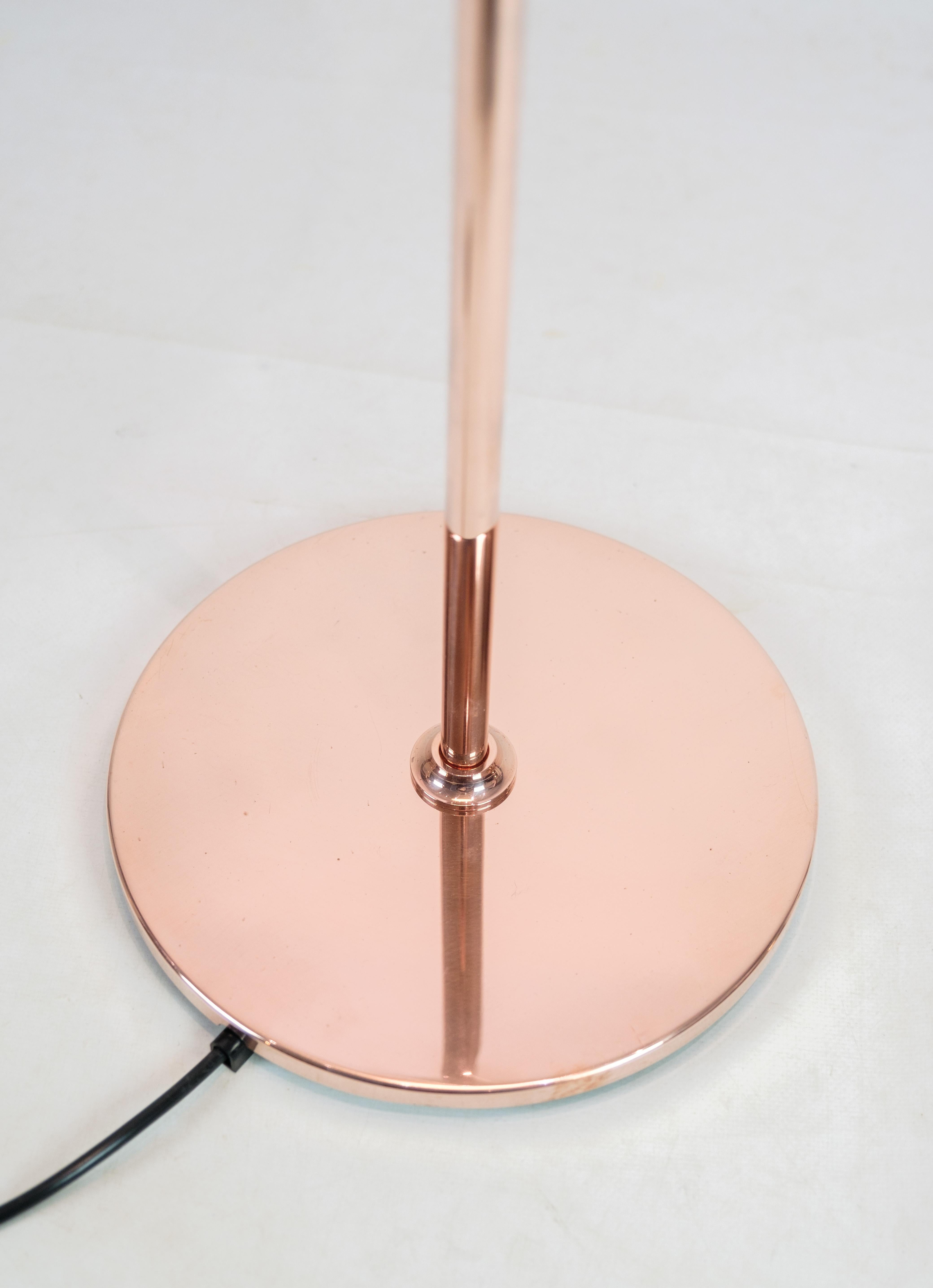 Lampadaire PH, modèle PH3½-2½, édition limitée en cuivre, conçu par Poul Henningsen et produit par Louis Poulsen. La lampe possède un abat-jour supérieur en cuivre et deux abat-jours inférieurs en verre opale blanc. La lampe n'a été vendue qu'entre